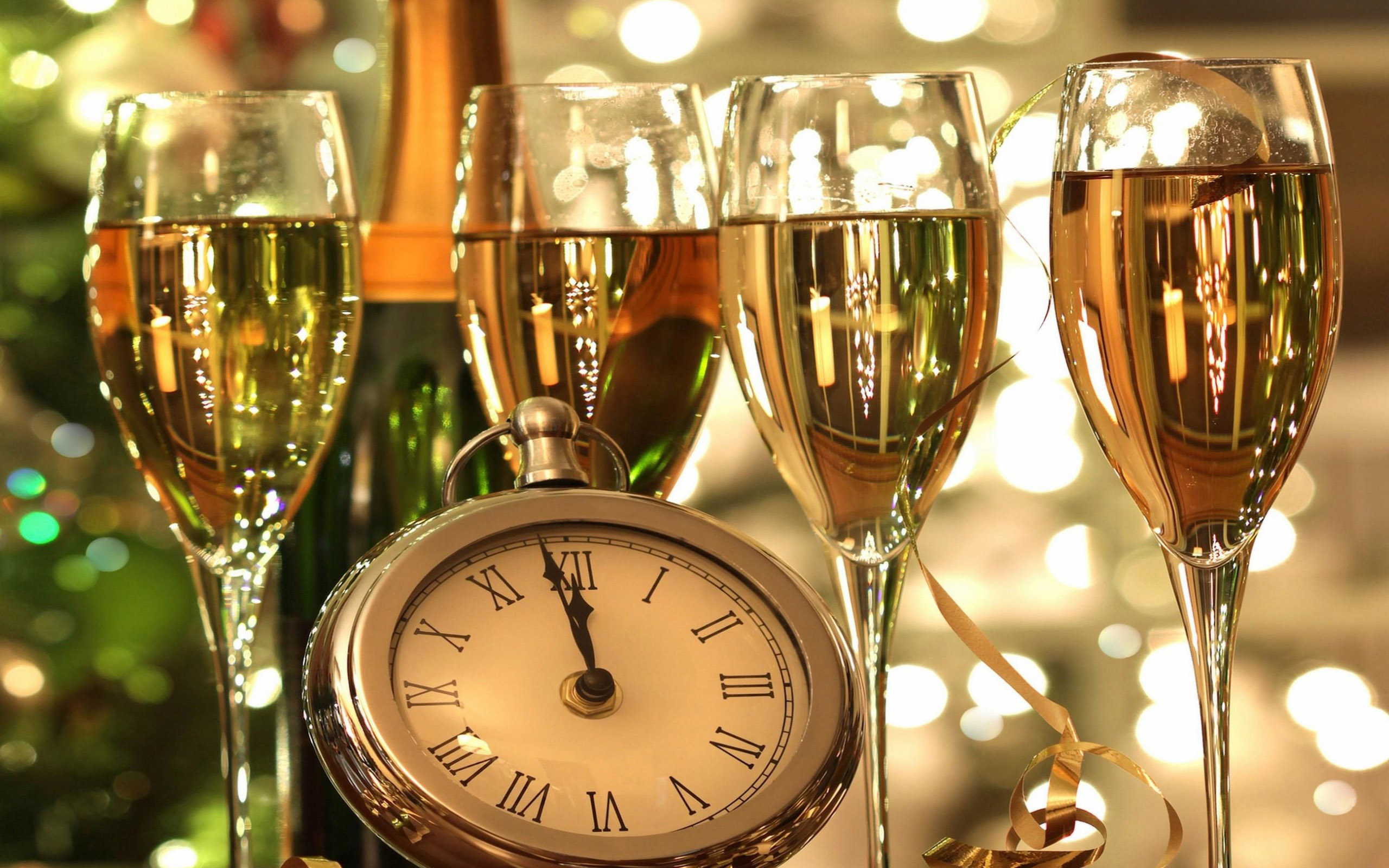 New year riches. Шампанское новый год. Бокалы для шампанского. Бокалы с шампанским. Новогодние бокалы с шампанским.
