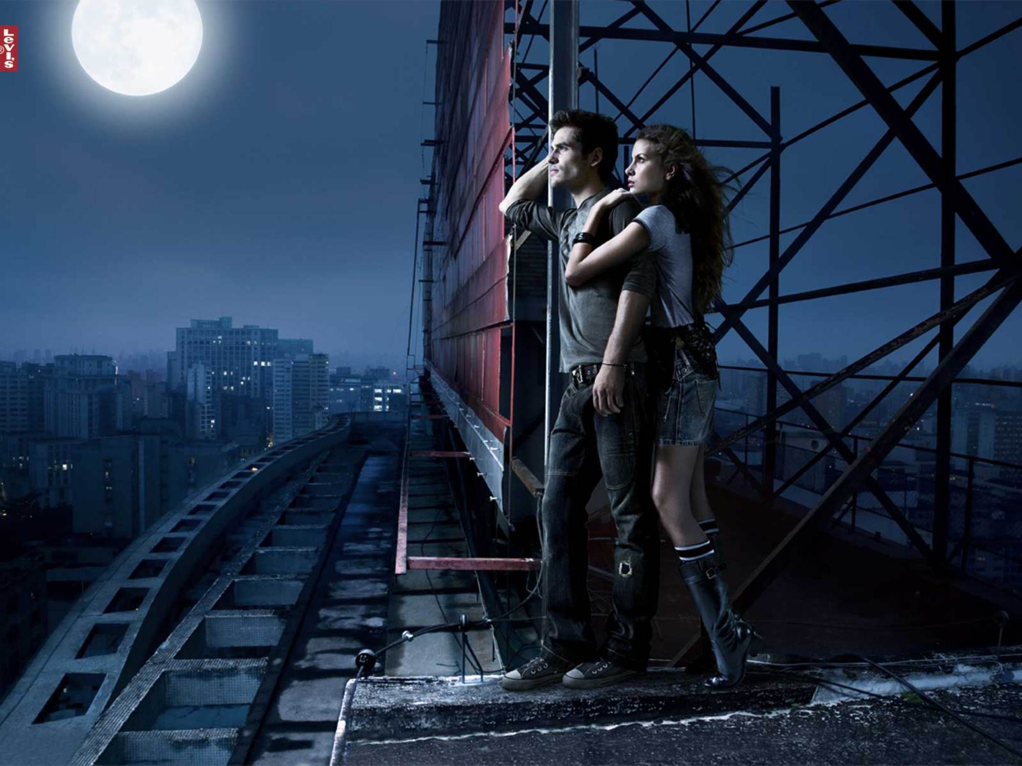 Стрим парня и девушки. Парень и девушка на крыше. Постапокалипсис любовь. Девушка сидит на крыше. Влюбленные на мосту.