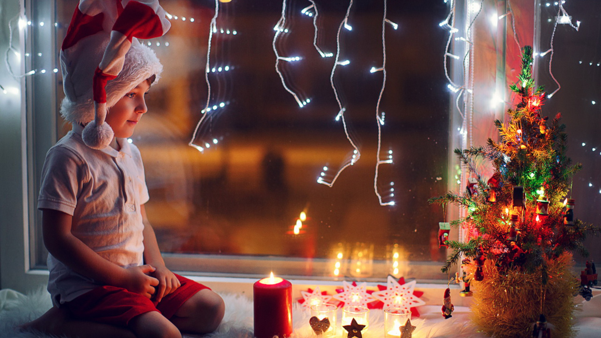 Обои мальчик, на подоконнике, сидящий, boy, on the windowsill, sitting разрешение 1920x1080 Загрузить