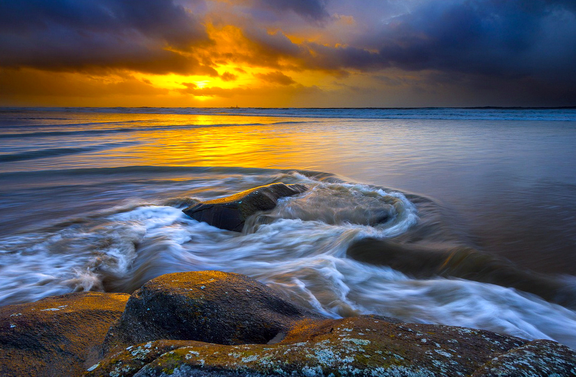 Обои камни, закат, море, норвегия, норвегии, северное море, ставангер, hellesto beach, stones, sunset, sea, norway, north sea, stavanger разрешение 1920x1258 Загрузить