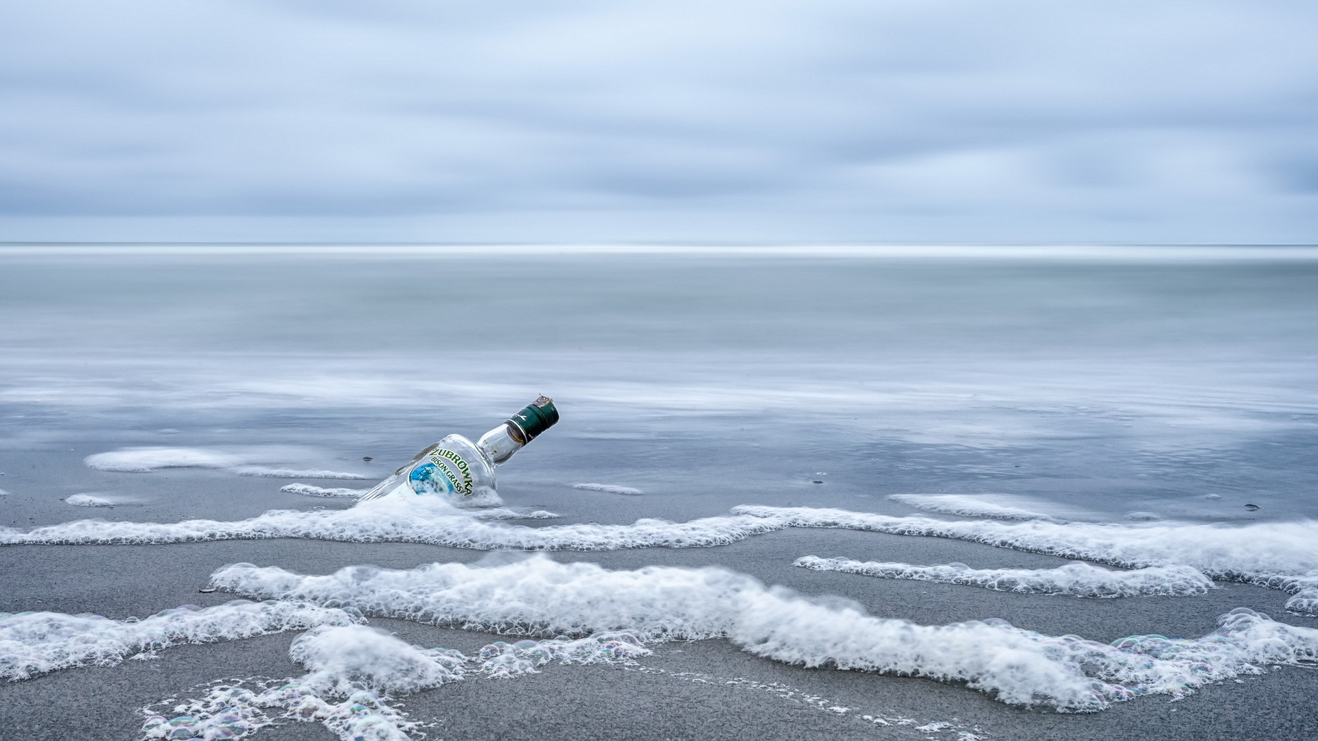 Обои берег, море, пляж, бутылка, зубровка, водка пейзаж, shore, sea, beach, bottle, sweet grass, vodka landscape разрешение 1920x1080 Загрузить