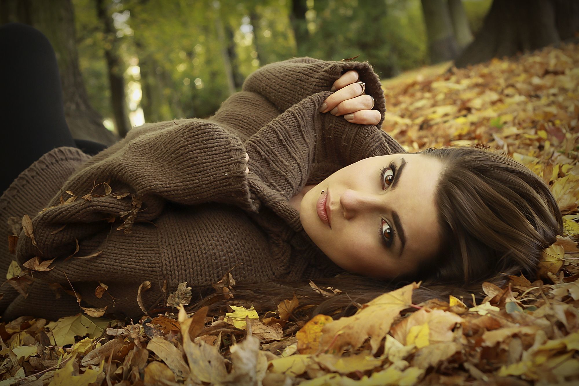 Девушка лежит осень скачать