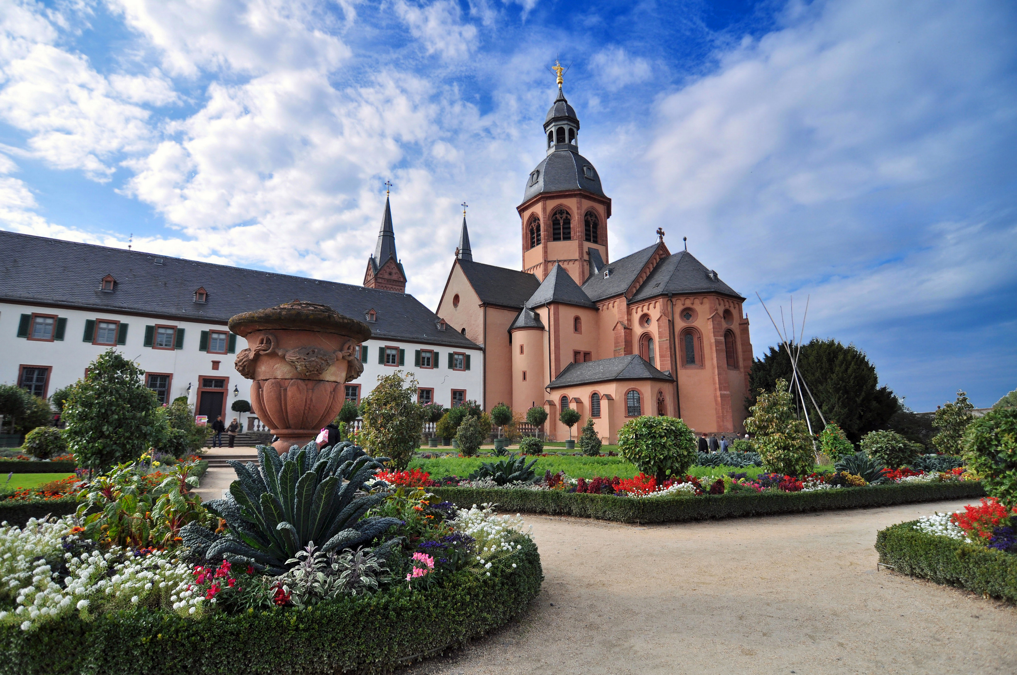 Обои цветы, собор, германия, клумба, клумбы, зелигенштадт, flowers, cathedral, germany, flowerbed, beds, seligenstadt разрешение 3264x2168 Загрузить