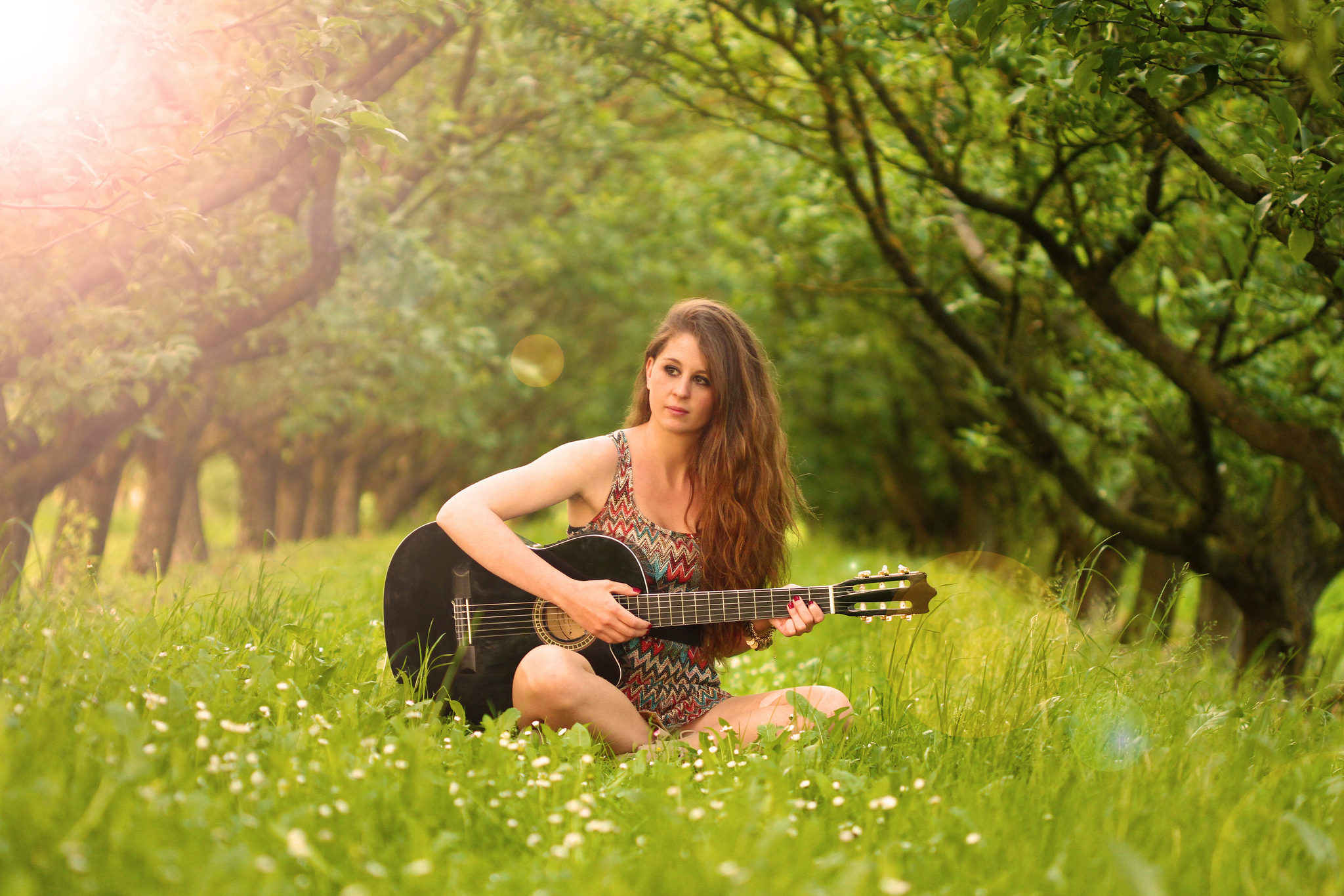 Меткий слушать. Девушка с гитарой на природе. Фотосессия с гитарой на природе. Девушка с электрогитарой.