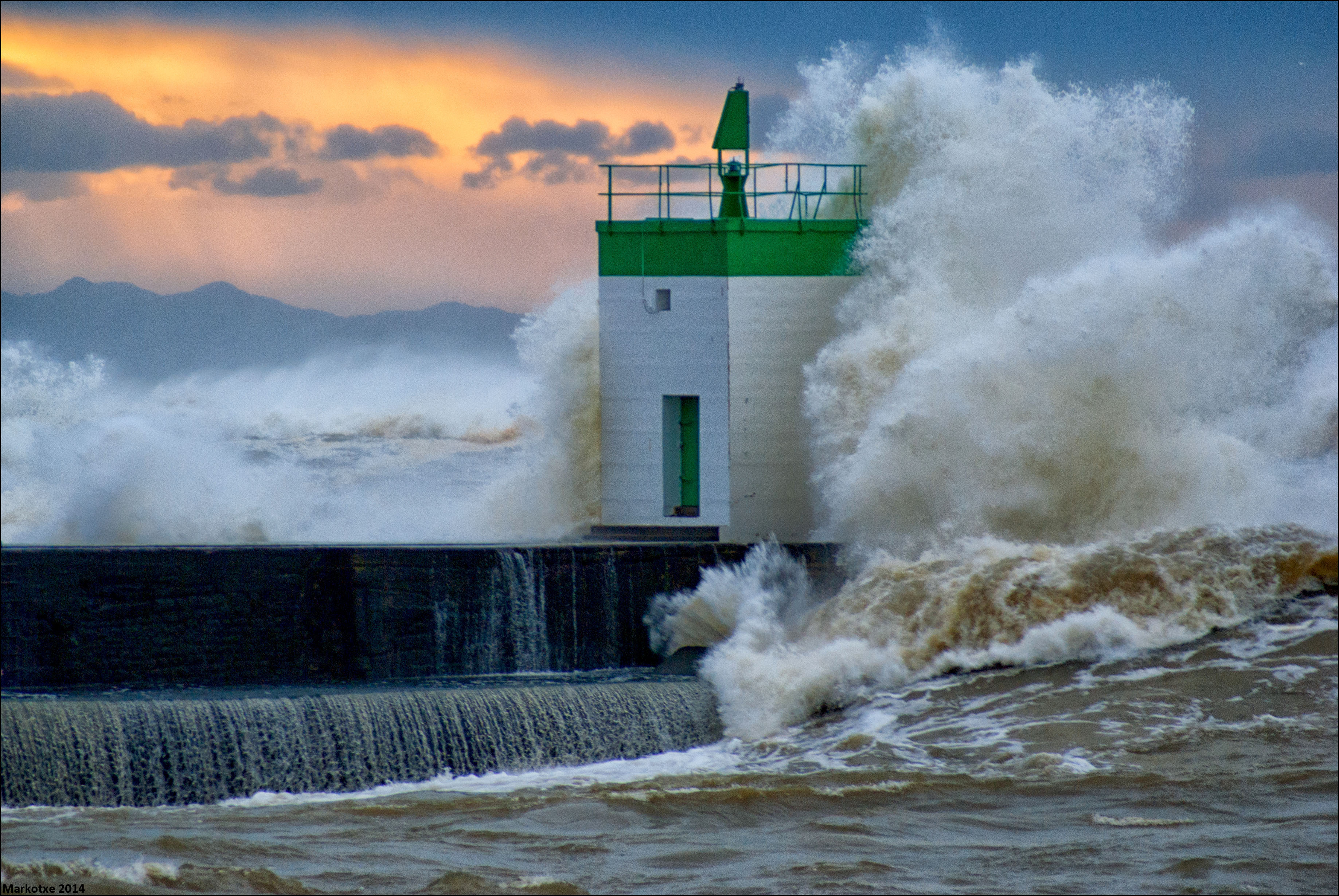 Обои море, маяк, волна, причал, морская пена, sea, lighthouse, wave, pier, sea foam разрешение 3674x2460 Загрузить