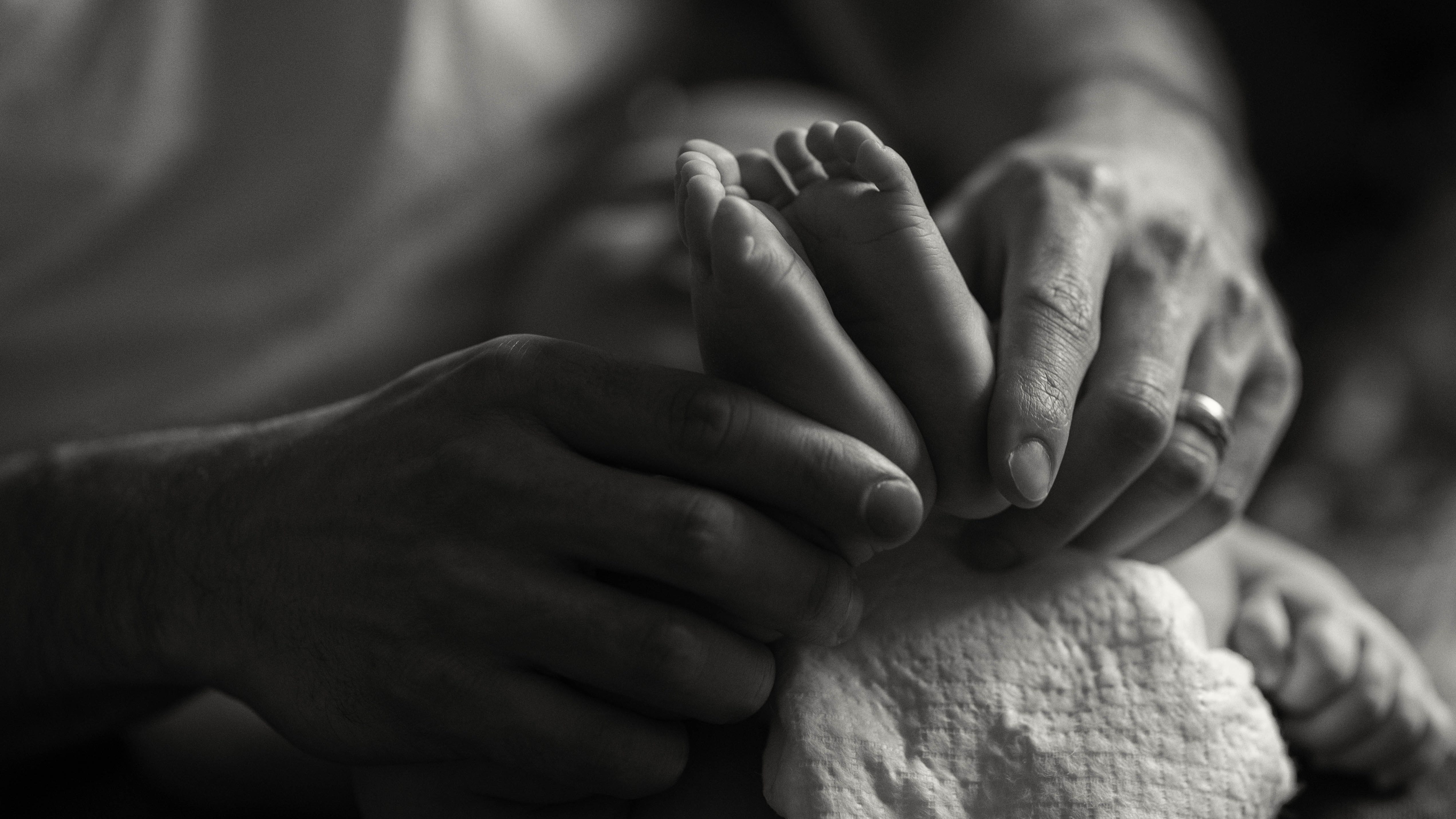 Руки отца песня. Мужская рука. Руки матери. Рука в руке. Мама с малышом на руках.