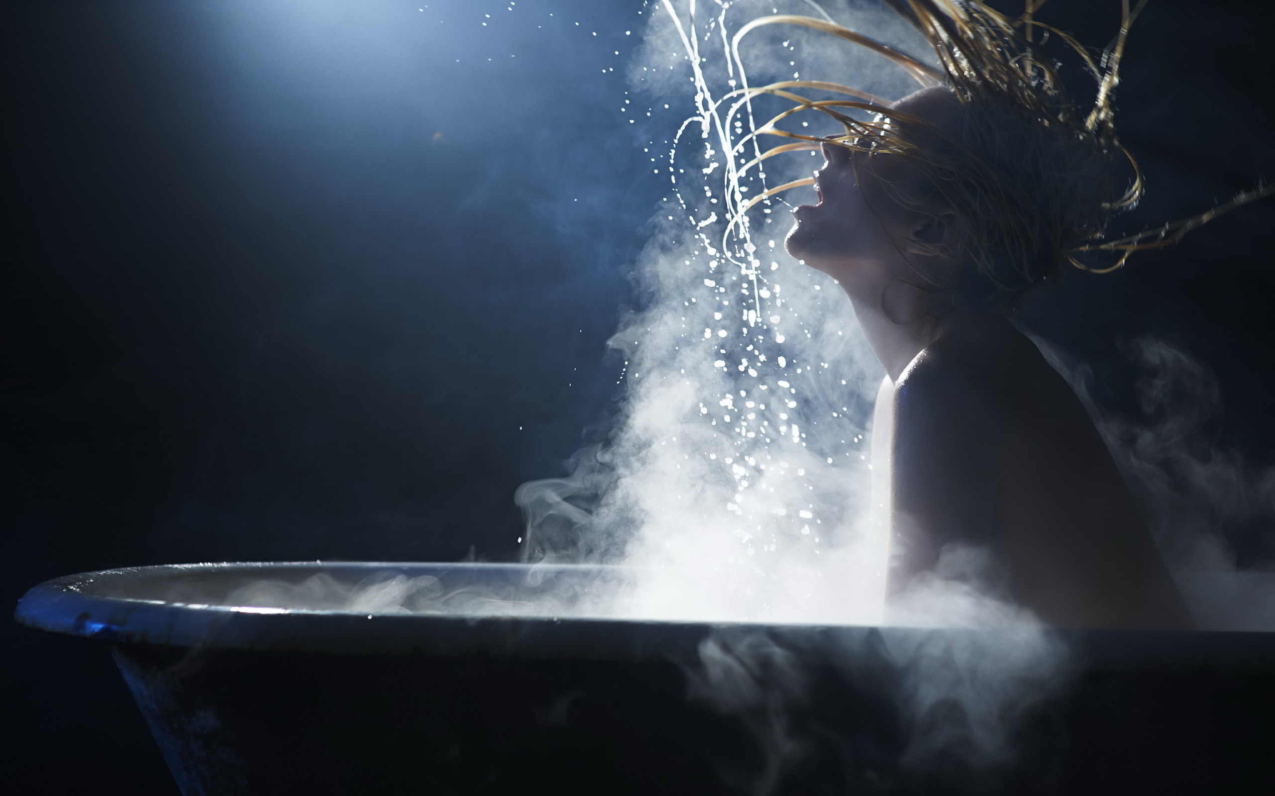 Концерт теплая вода. Девушка и струя воды. Девушка под струей воды. Горячие ванны с паром. Девушка в брызгах воды.