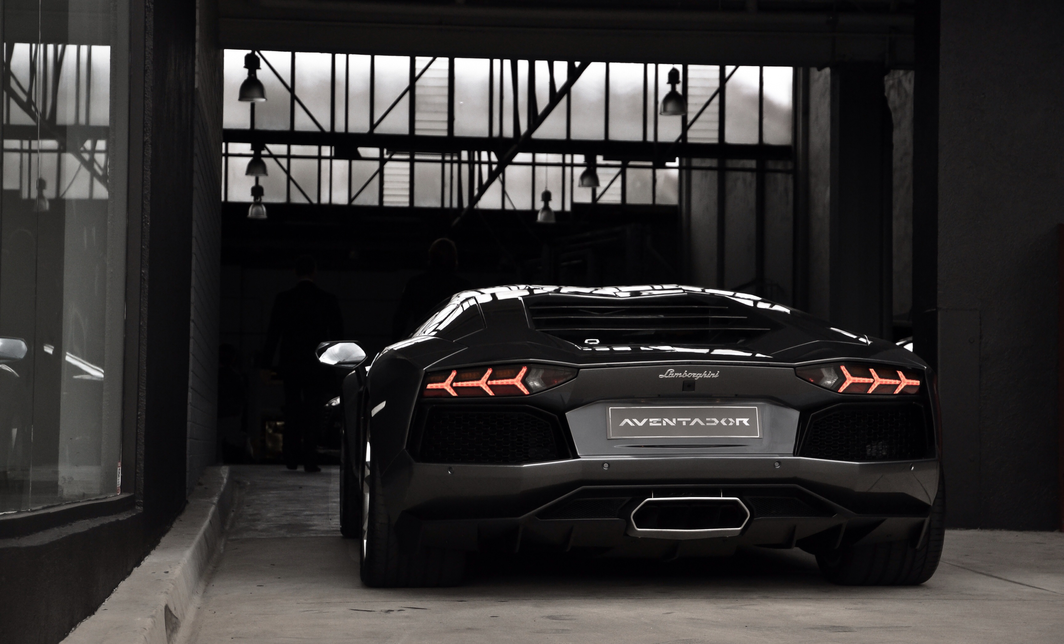 черный автомобиль спортивный Lamborghini Aventador дождь без смс