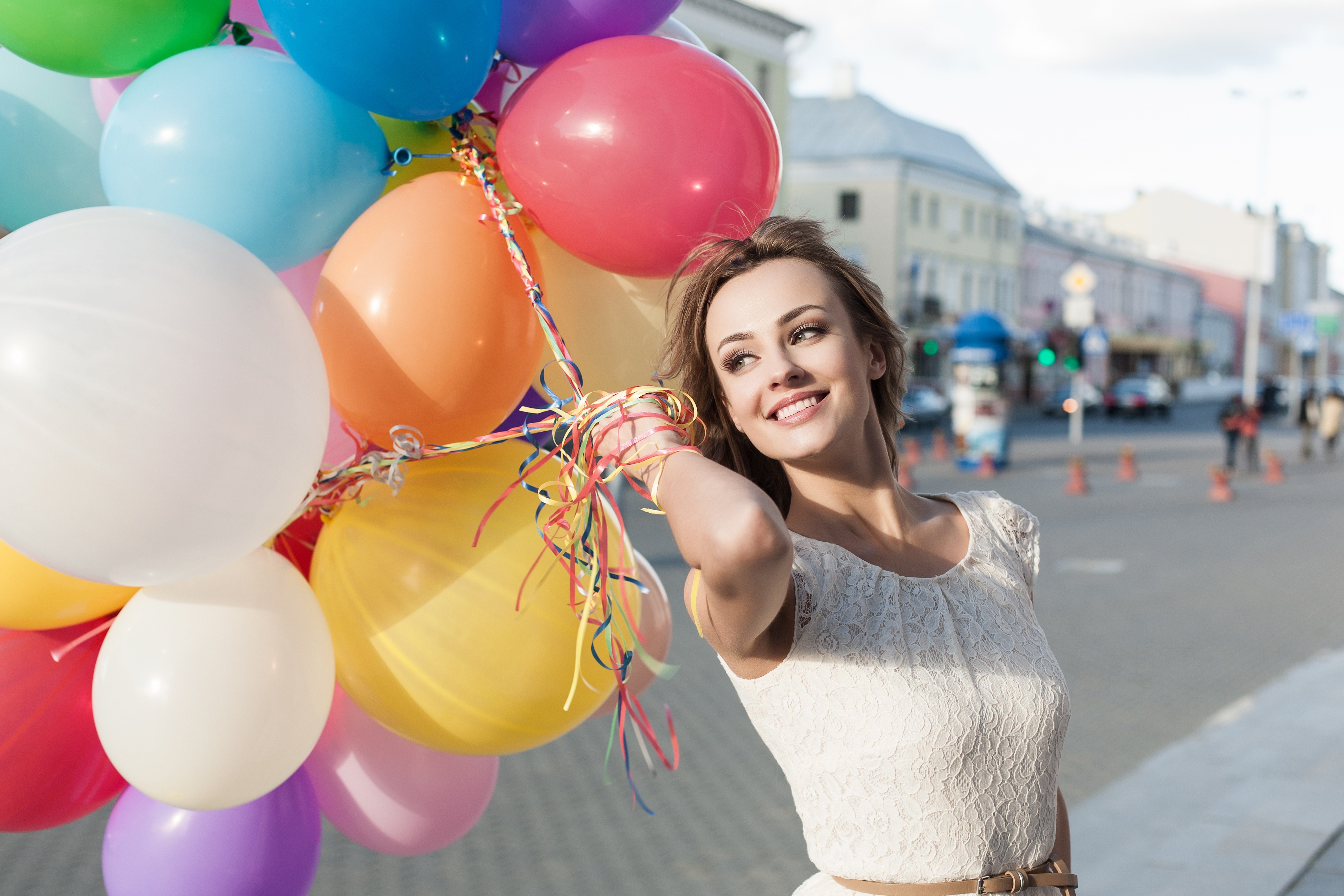 Подари воздушные шары. Девушка с воздушными шарами. Фотосессия с воздушными шарами. Воздушный шарик. Девочка с шарами.
