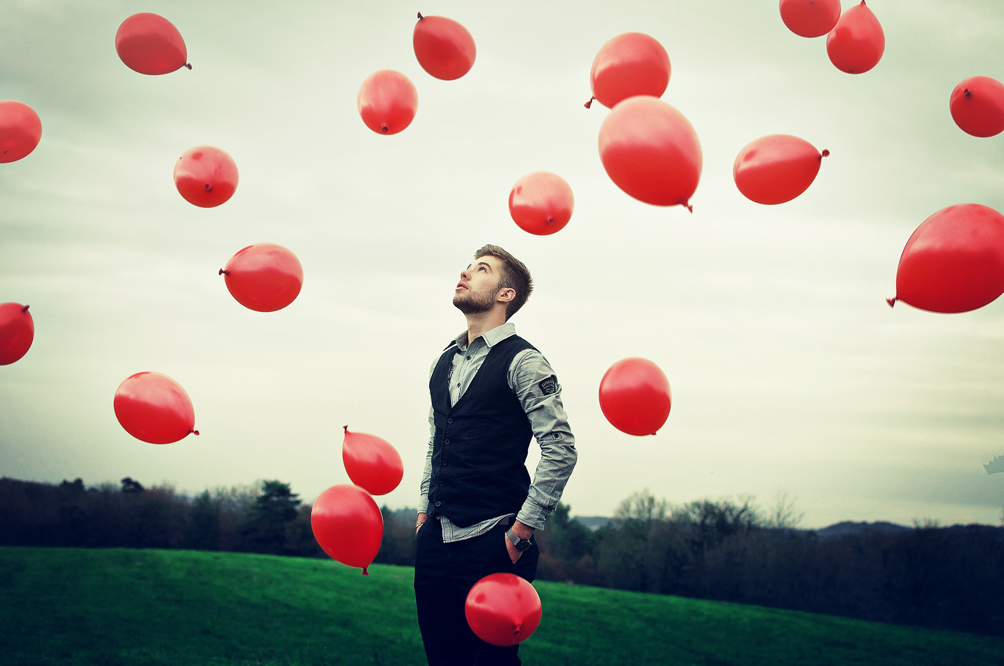 Человек на шарах в воздухе. Мужчина с воздушными шарами. Шарики парню. Фотосессия с воздушными шарами. Человек шарик.