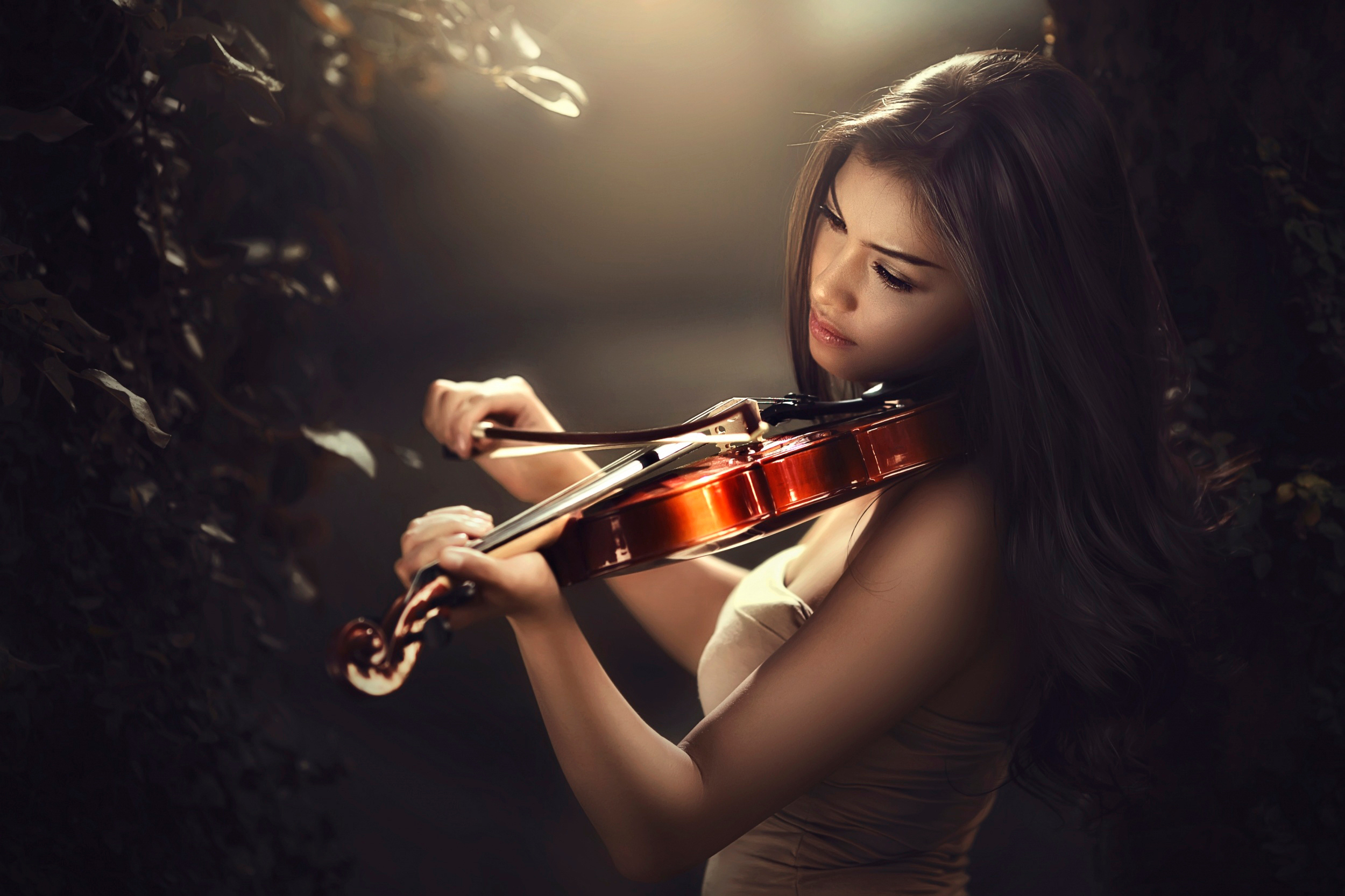 Музыка в современной обработке слушать. Девушки со скрипкой. Девушка скрипачка. Женщина со скрипкой. Красивая женщина со скрипкой.
