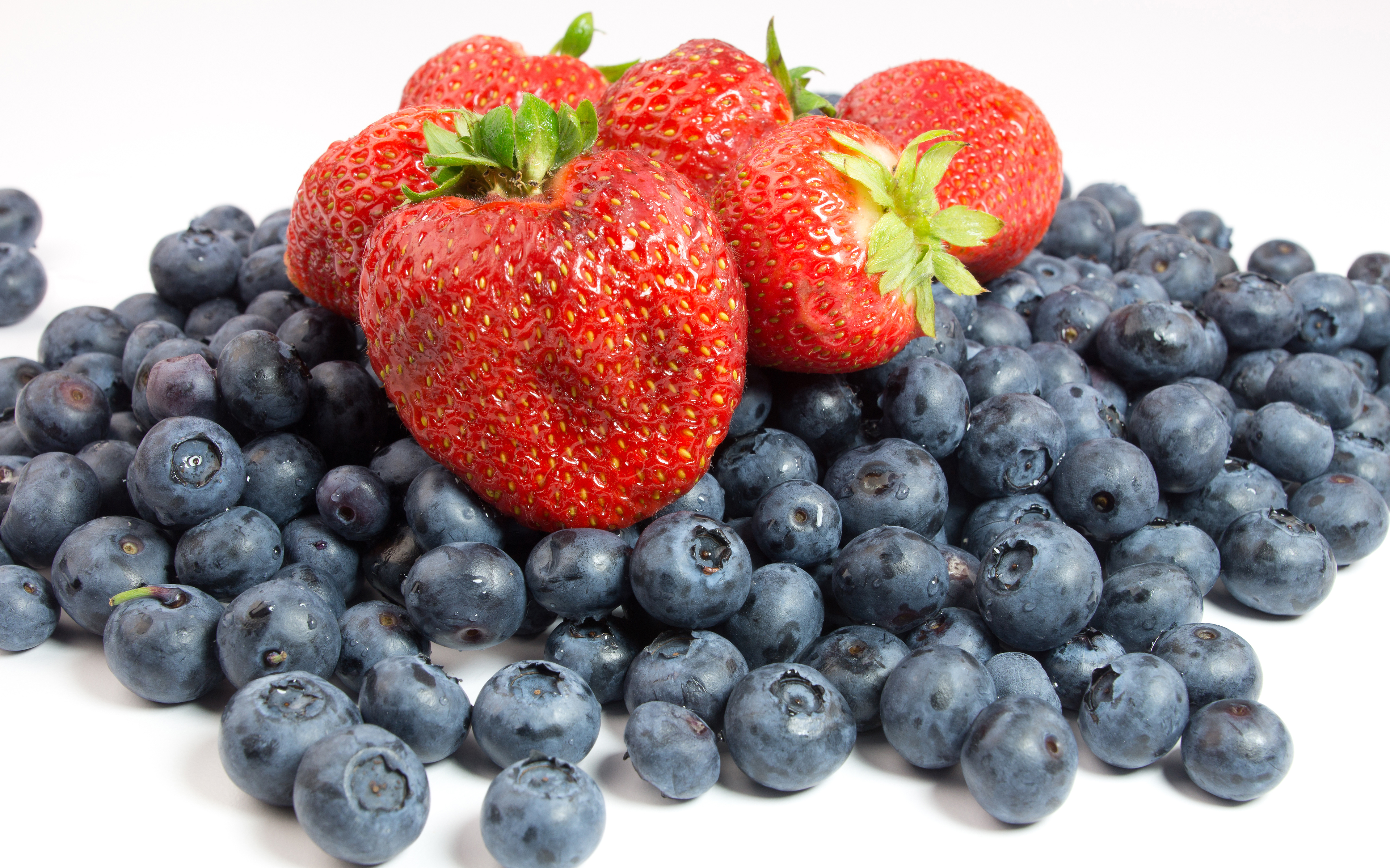 еда ягоды земляника черника ведро food berries strawberries blueberries bucket скачать