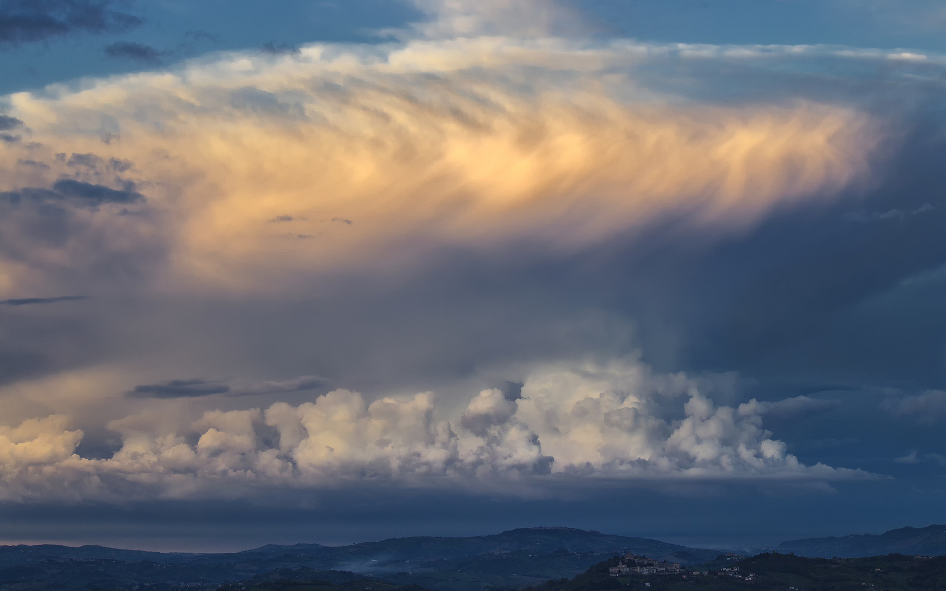 Обои небо, облака, холмы, пейзаж, италия, поселок, the sky, clouds, hills, landscape, italy, the village разрешение 1920x1200 Загрузить