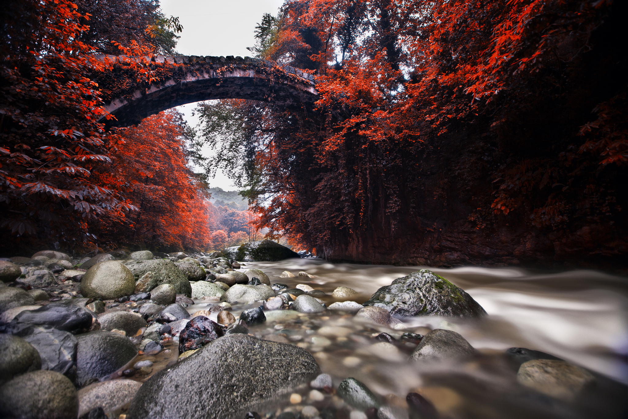 Обои река, природа, камни, мост, осень, river, nature, stones, bridge, autumn разрешение 2048x1365 Загрузить