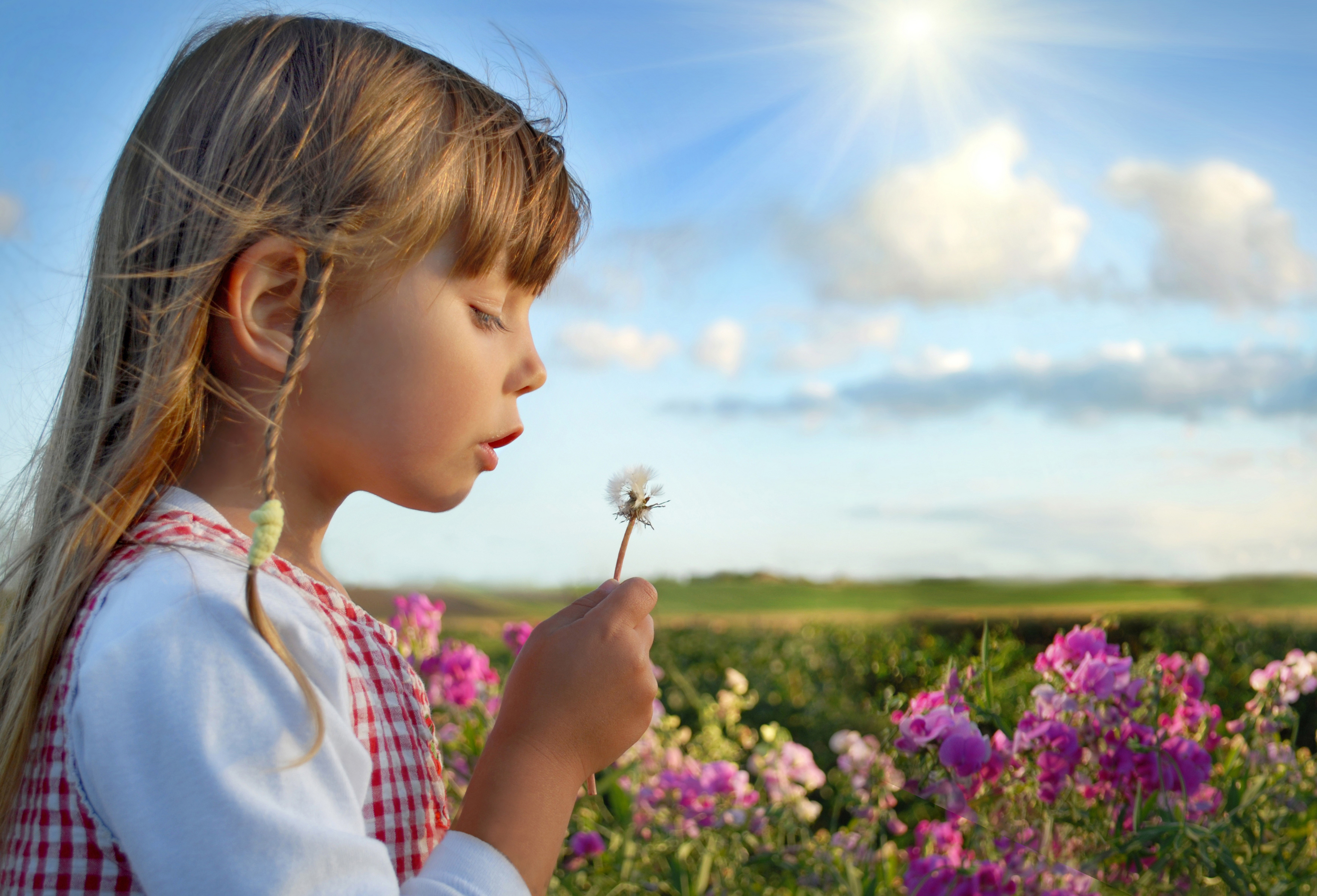 Детство это свет и радость слушать. Дети и природа. Человек и природа. Девочка лето. Лето дети природа.