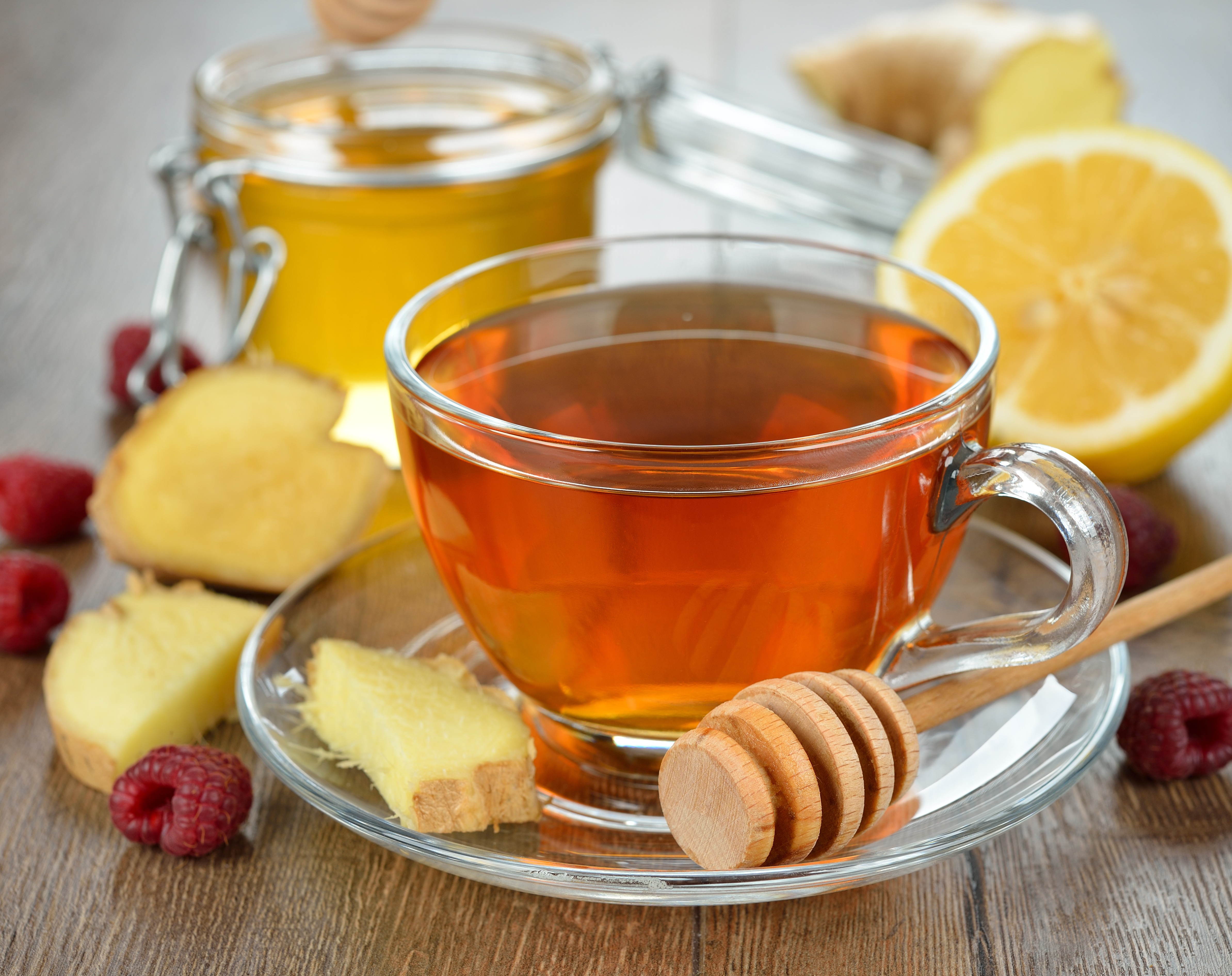 Пейте чай с медом и лимоном. Чай с лимоном и имбирем и медом. Сбитень имбирно-лимонный. Чай с медом. Горячий чай.