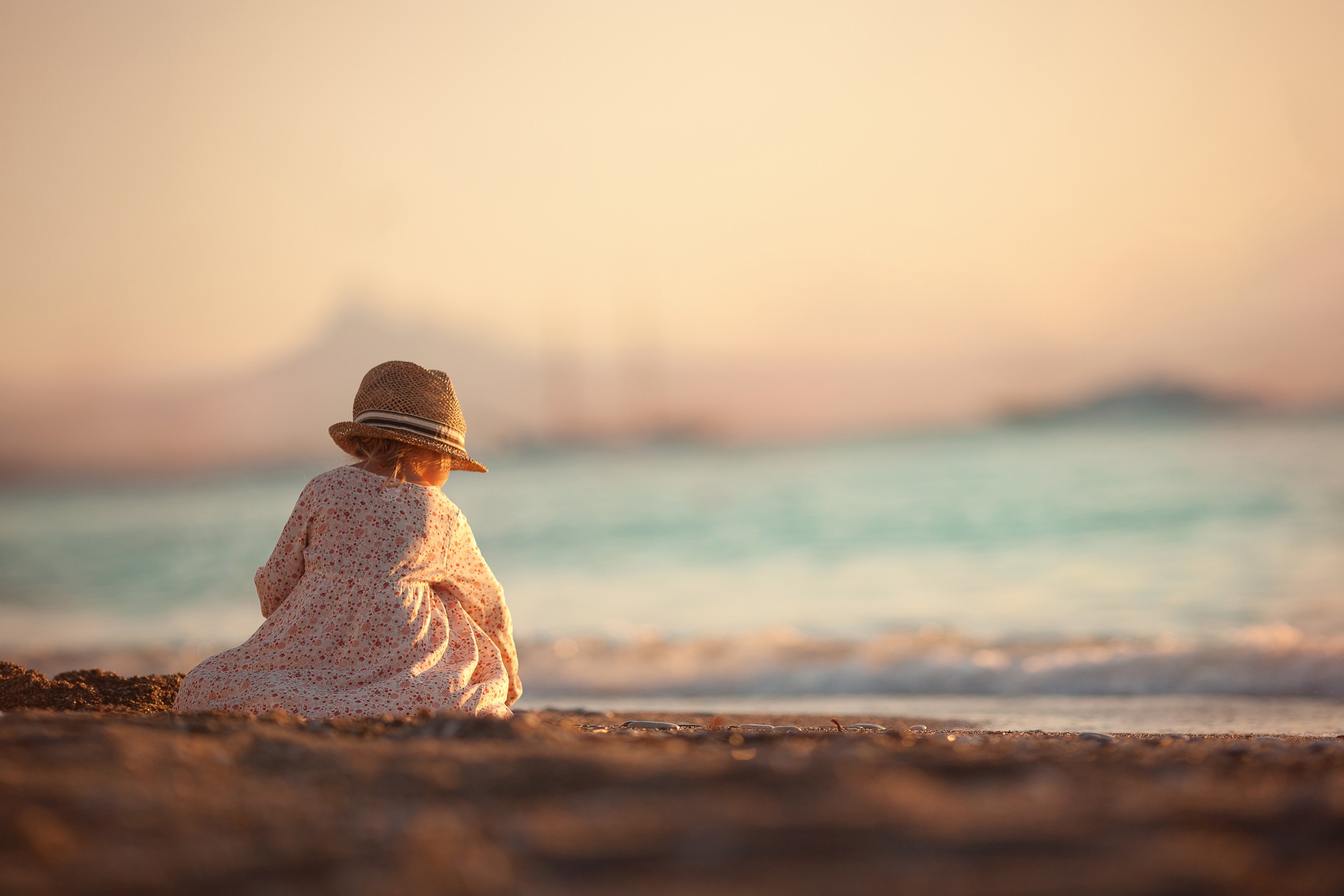 Девушка в шляпе на пляже бесплатно