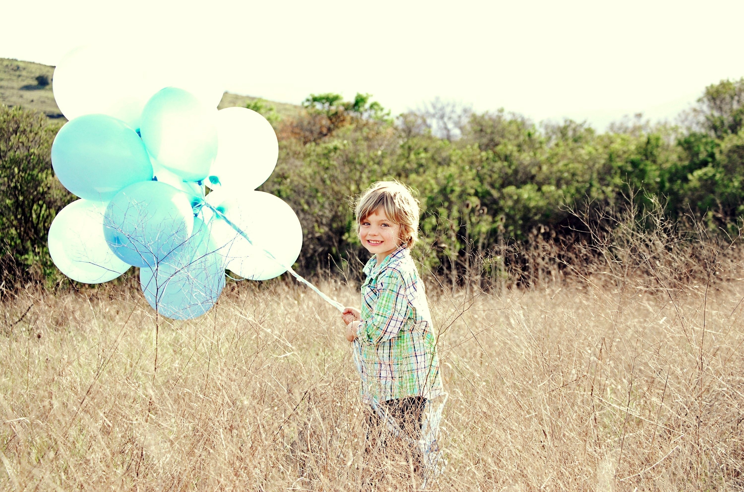 Мальчик с большим шаром. Фотосессия с воздушными шарами. Воздушные шары. Дети с воздушными шарами. Детская фотосессия с шариками.