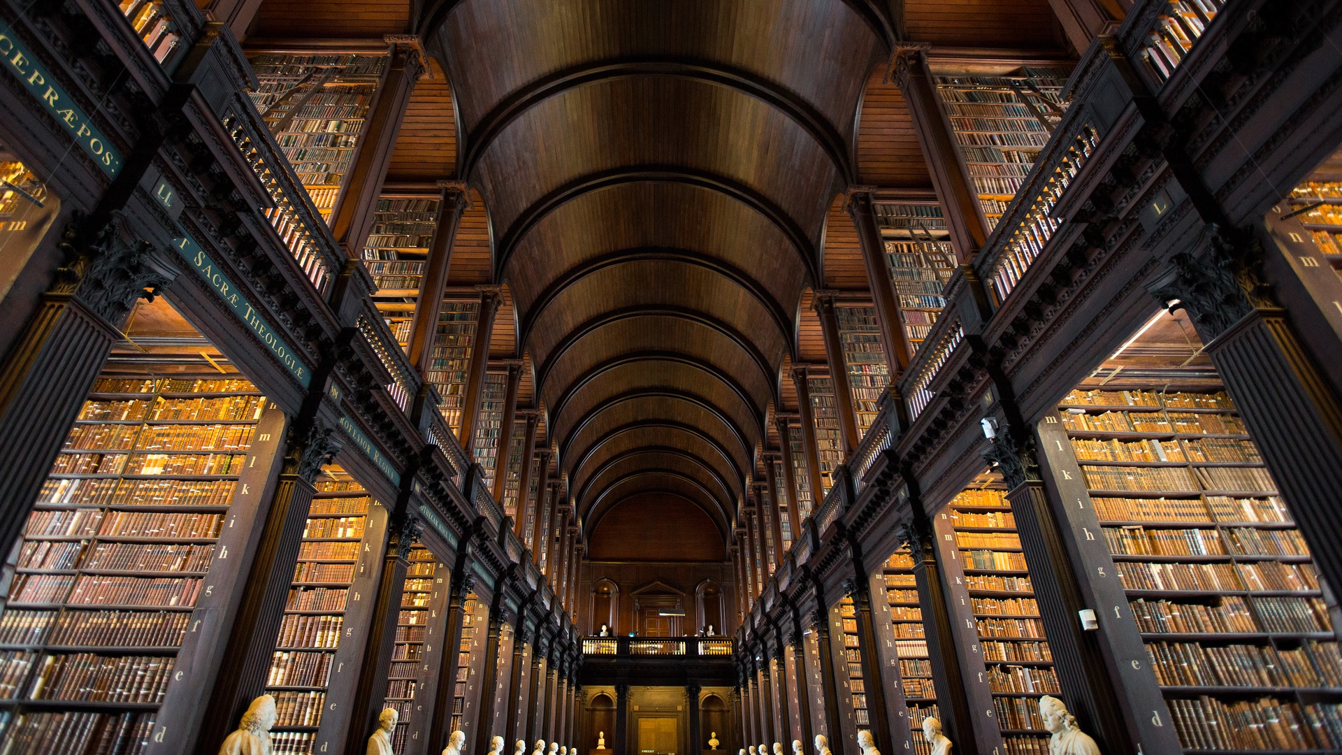 Библиотека рабочий стол. Библиотека Тринити-колледжа в Дублине. Национальная библиотека в Париже Лабруст. Библиотека Джона Райлендса.