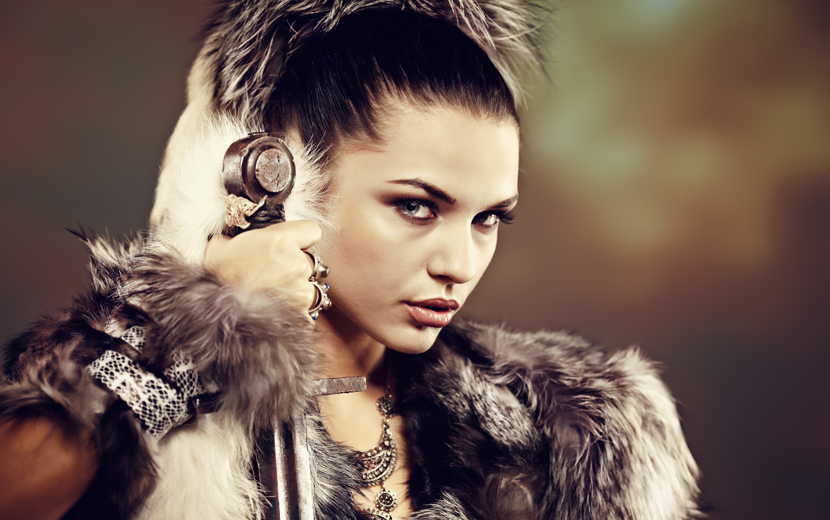 Обои девушка, брюнетка, меч, взгляд, кольца, макияж, мех, girl, brunette, sword, look, ring, makeup, fur разрешение 2875x1800 Загрузить