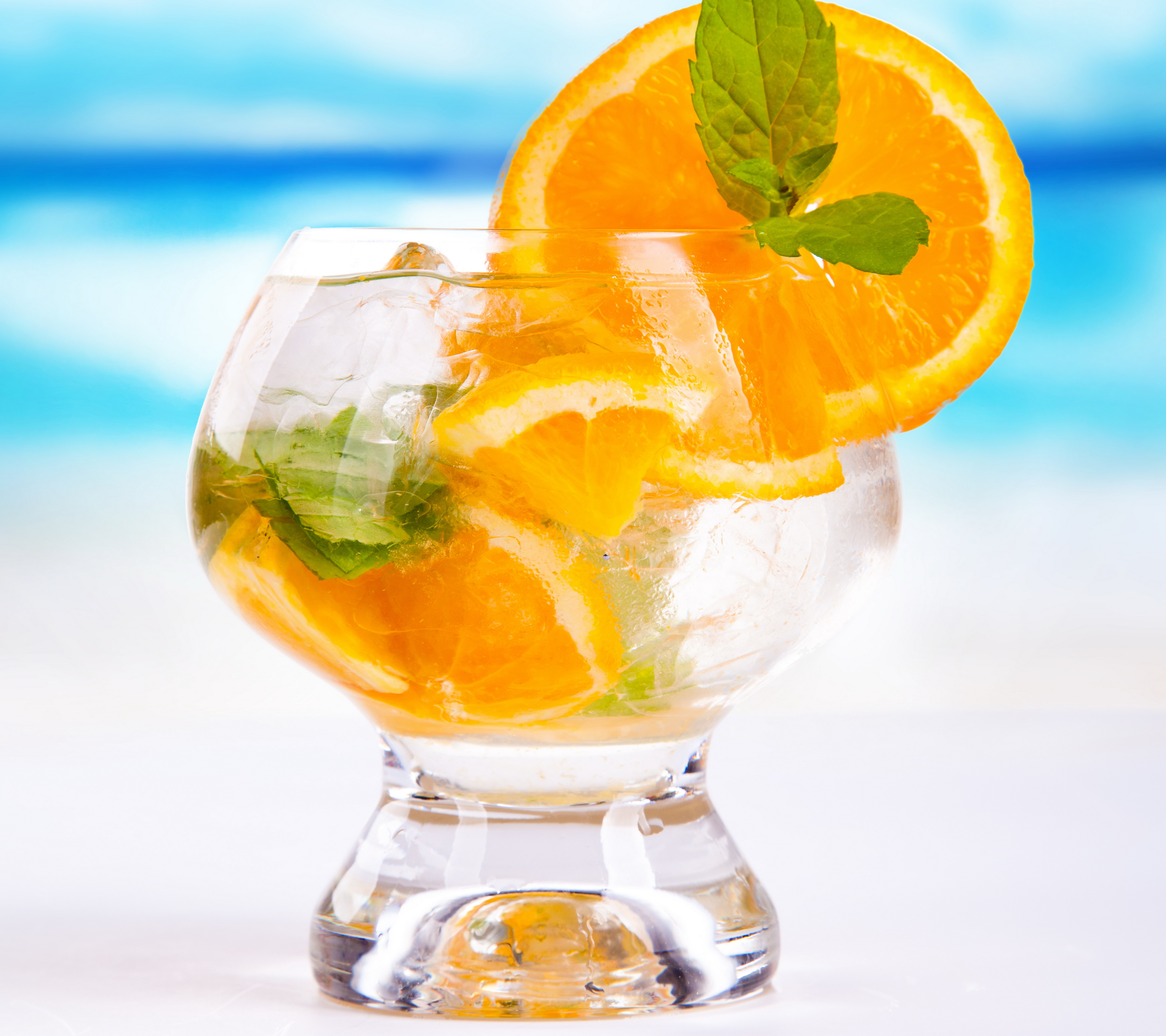 Tropical cocktail. Коктейль цитрус хайбол. Коктейль с апельсином. Фрукты во льду. Апельсин в воде.