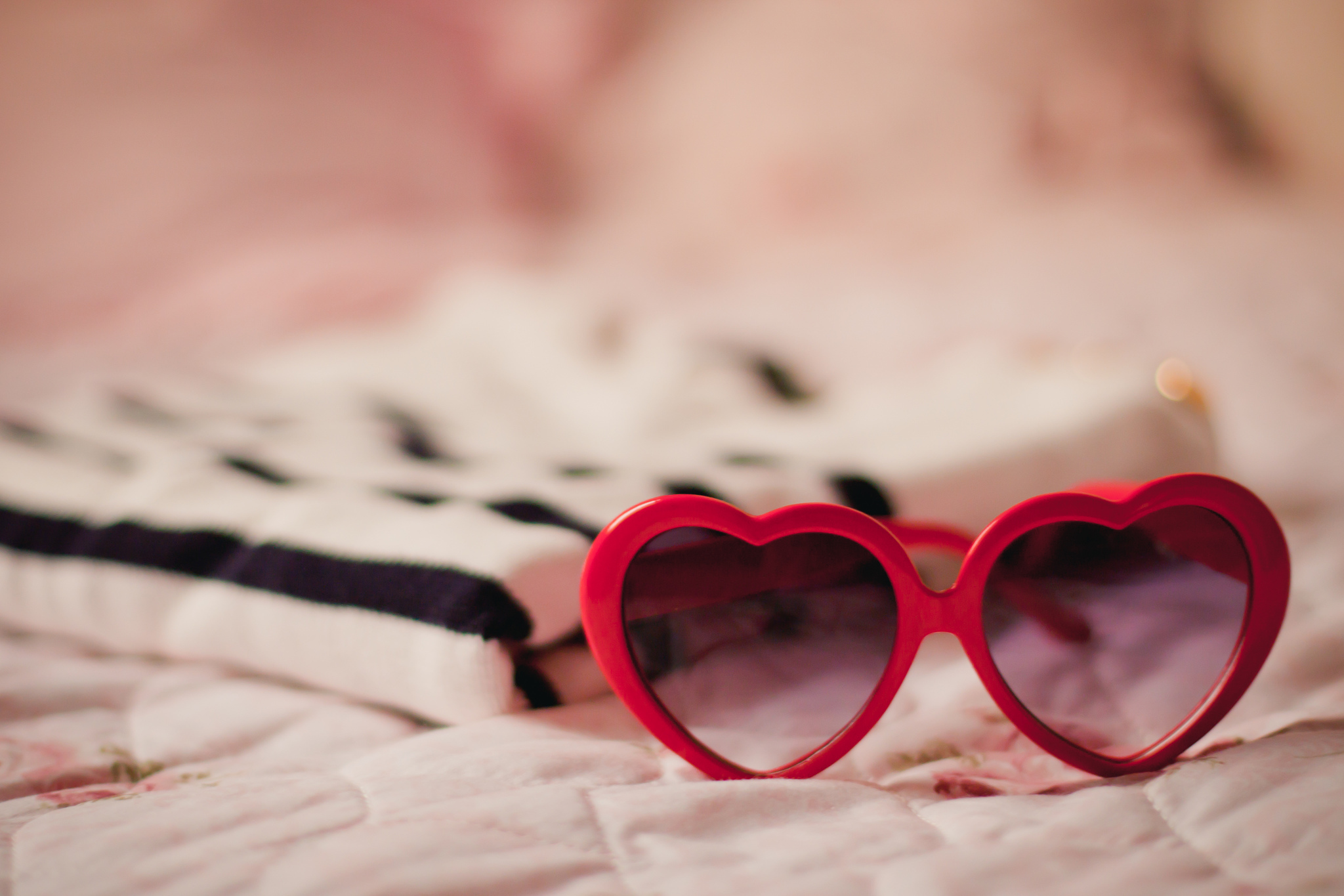 Обои очки, красные, сердечки, glasses, red, hearts разрешение 2048x1365 Загрузить