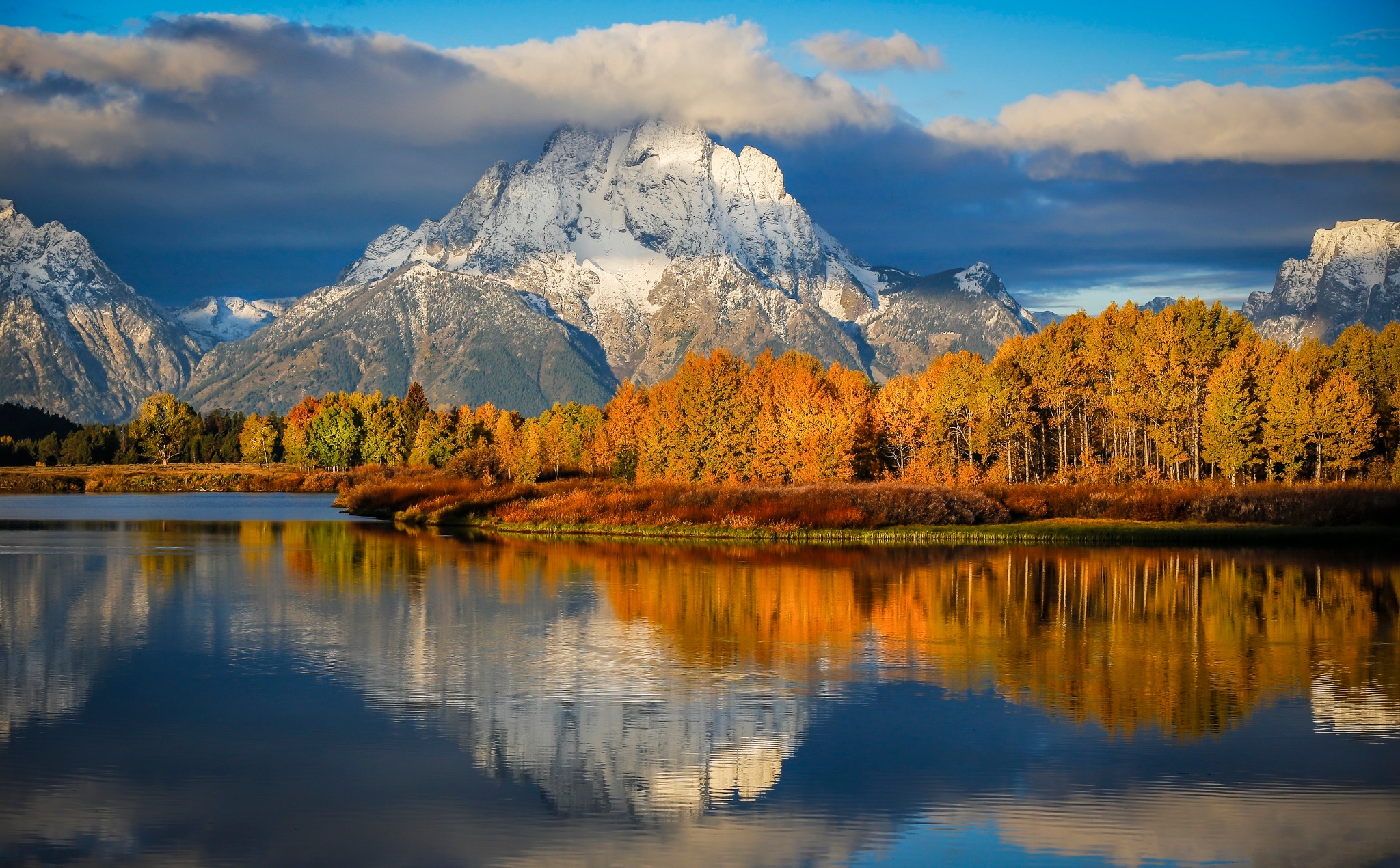 Обои утро, осень, сша, вайоминг, штат, национальный парк гранд-титон, oxbow bend, morning, autumn, usa, wyoming, state, national park grand teton разрешение 2048x1270 Загрузить