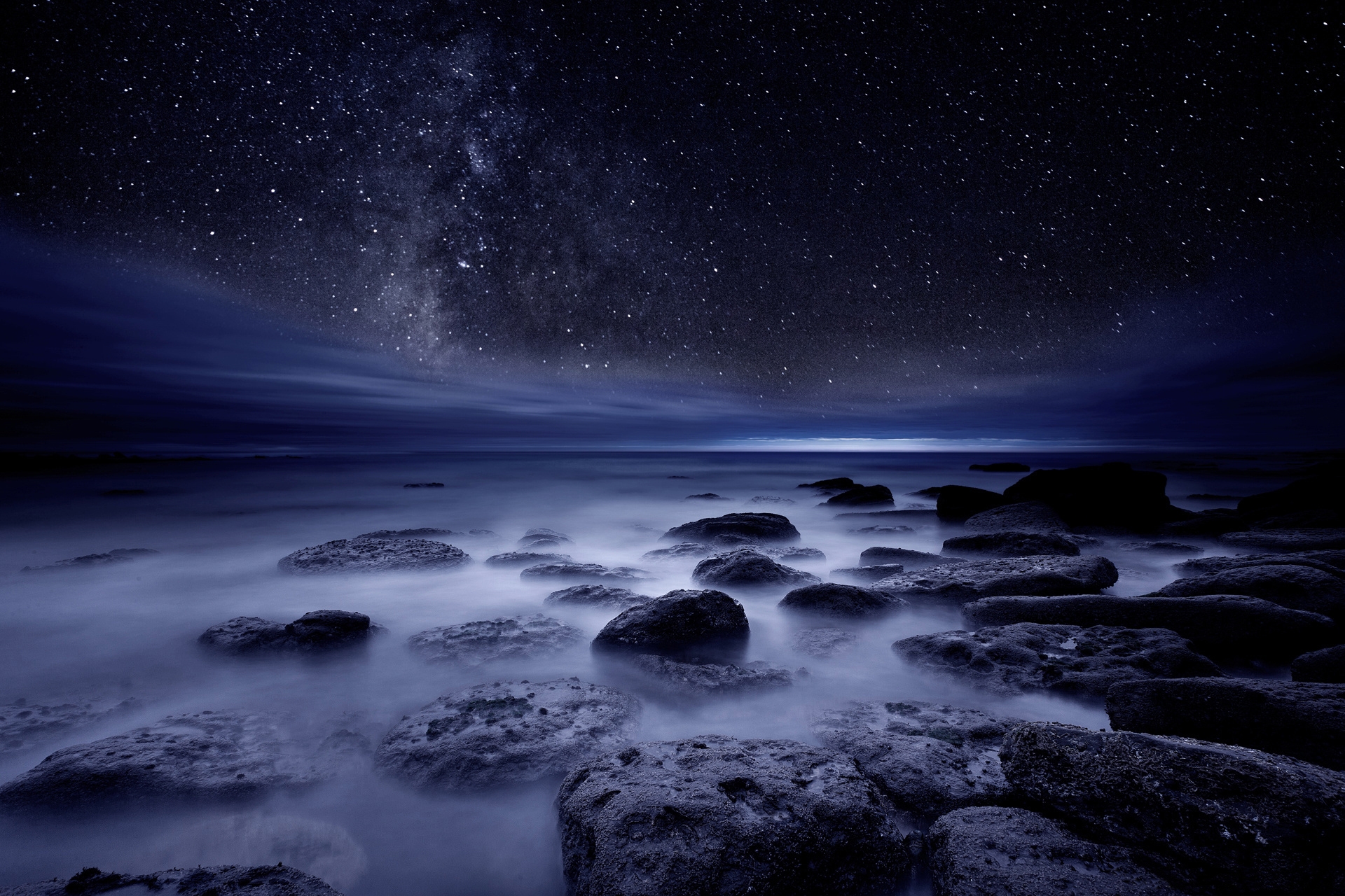 Обои небо, ночь, камни, берег, море, звезды, the sky, night, stones, shore, sea, stars разрешение 1920x1280 Загрузить