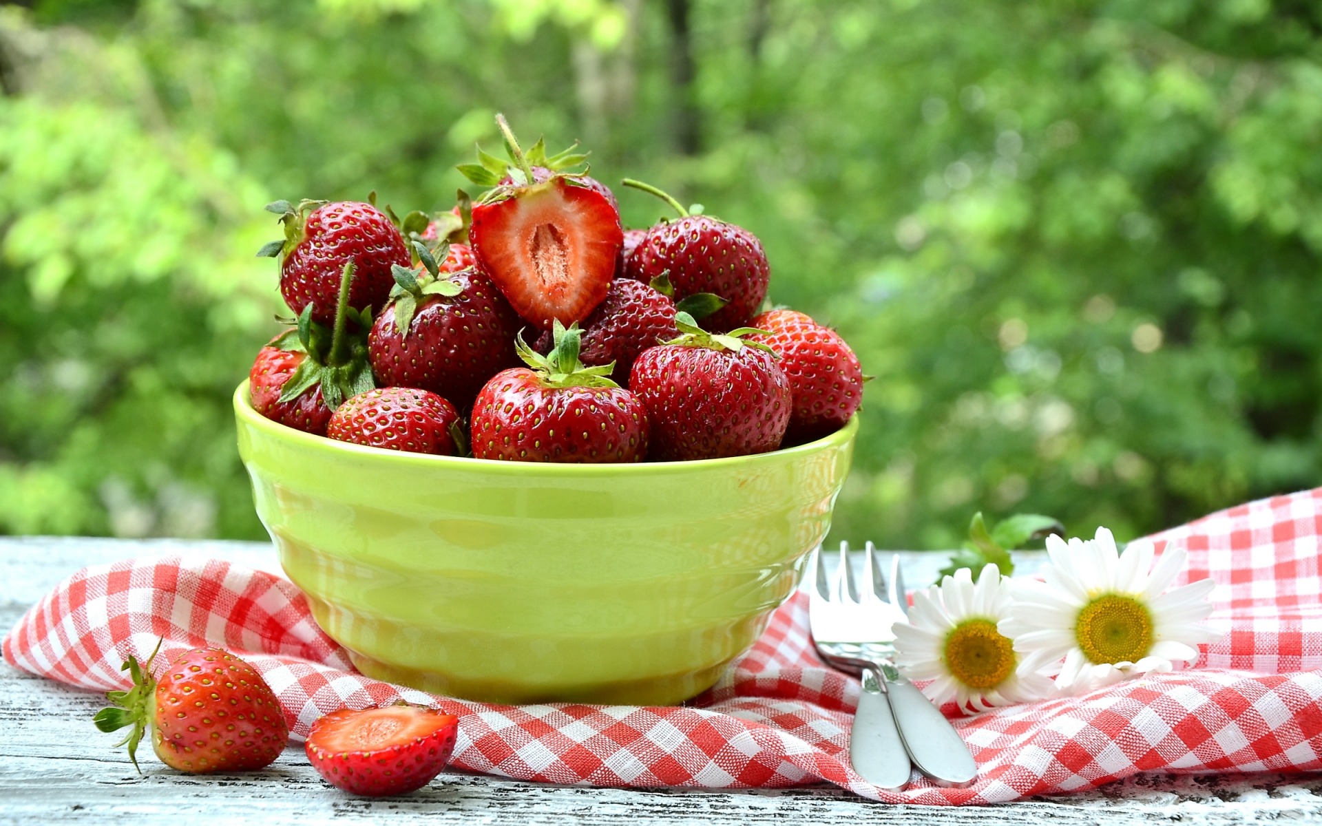 Обои клубника, ромашки, ягоды, миска, strawberry, chamomile, berries, bowl разрешение 1920x1200 Загрузить