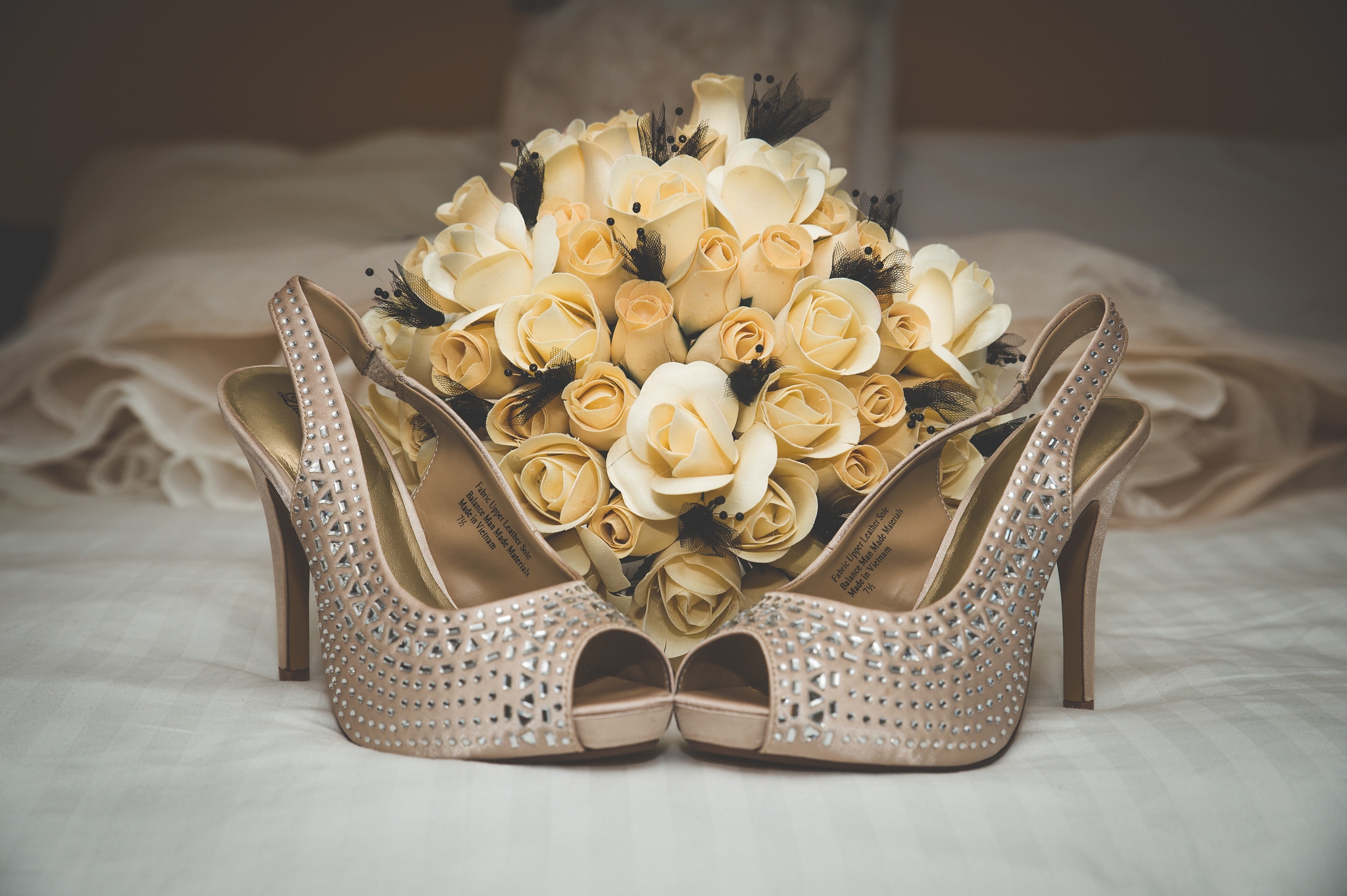 Обои цветы, розы, букет, свадьба, туфли, flowers, roses, bouquet, wedding, shoes разрешение 2048x1363 Загрузить