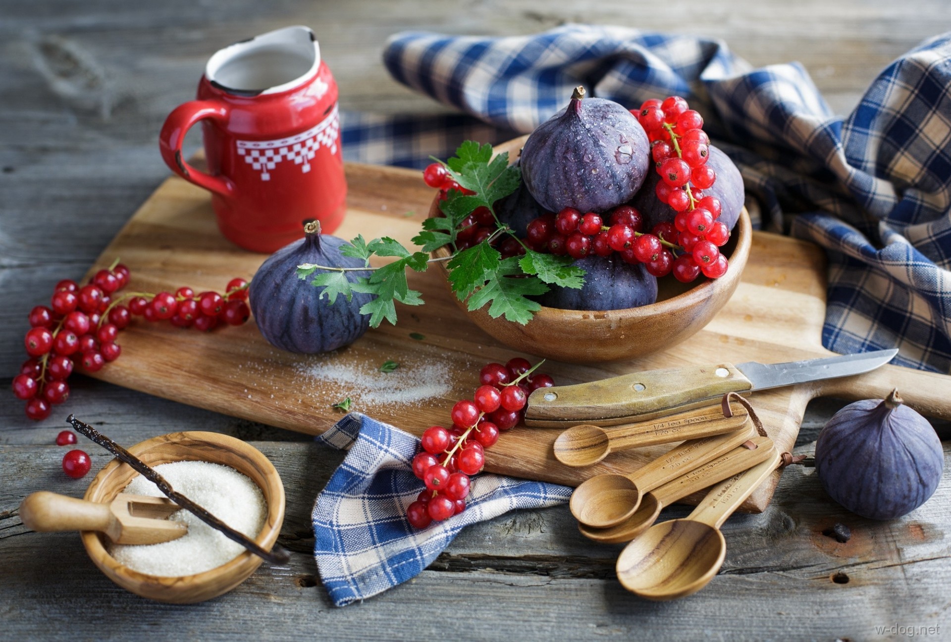 Обои красная, фрукты, ягоды, сахар, натюрморт, смородина, инжир, red, fruit, berries, sugar, still life, currants, figs разрешение 1920x1297 Загрузить