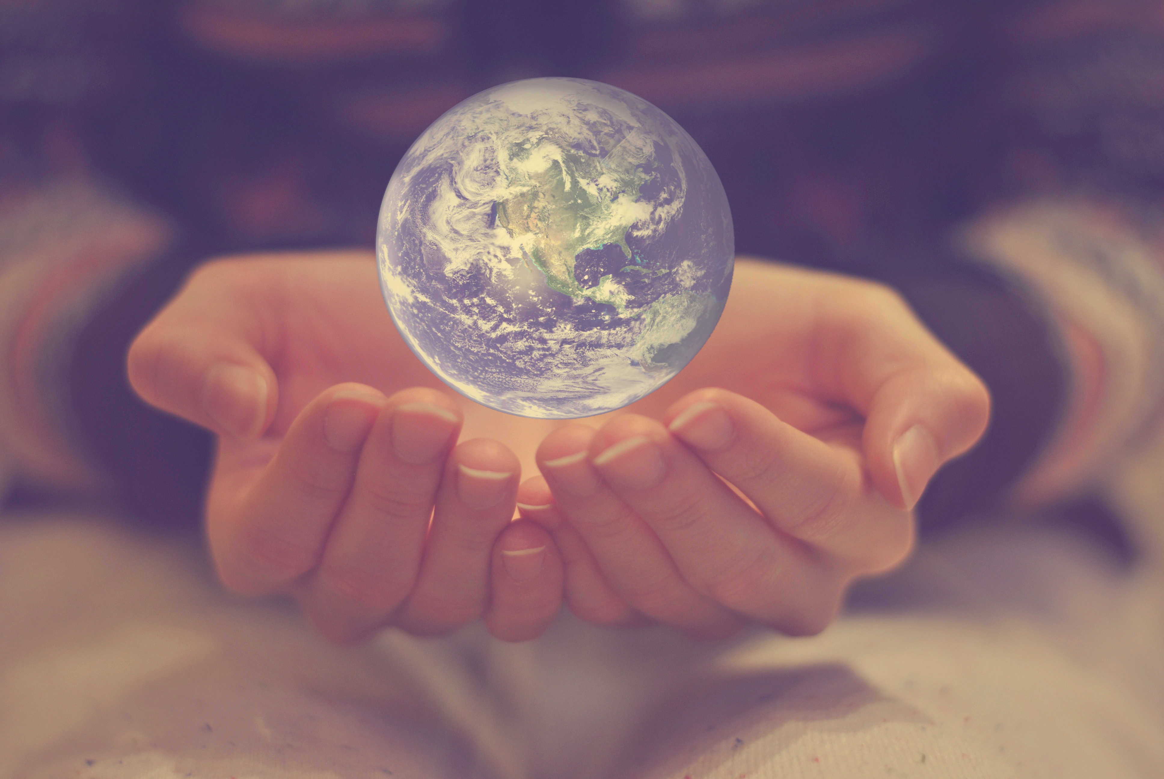 Мир на любых условиях. Земной шар в руках. Земля в руках. Хрустальный шар в руках.
