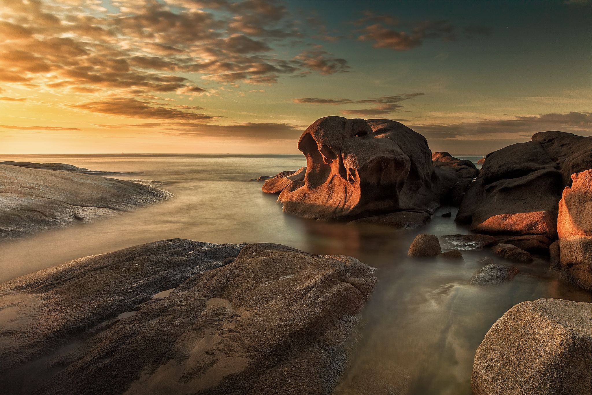 Обои небо, облака, вечер, скалы, камни, море, отлив, the sky, clouds, the evening, rocks, stones, sea, tide разрешение 2048x1366 Загрузить