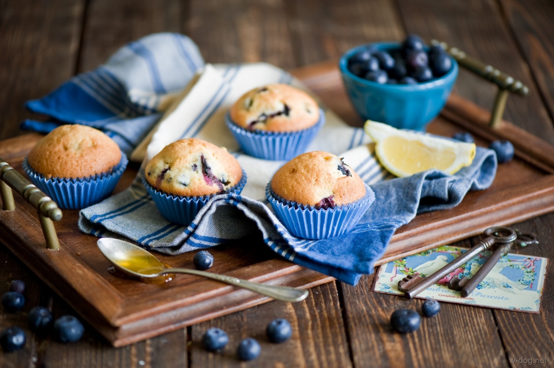 Обои ягоды, кексы, черника, anna verdina, blueberry muffins, полотенце, выпечка, натюрморт, ложка, поднос, ключи, berries, cupcakes, blueberries, towel, cakes, still life, spoon, tray, keys разрешение 1920x1277 Загрузить
