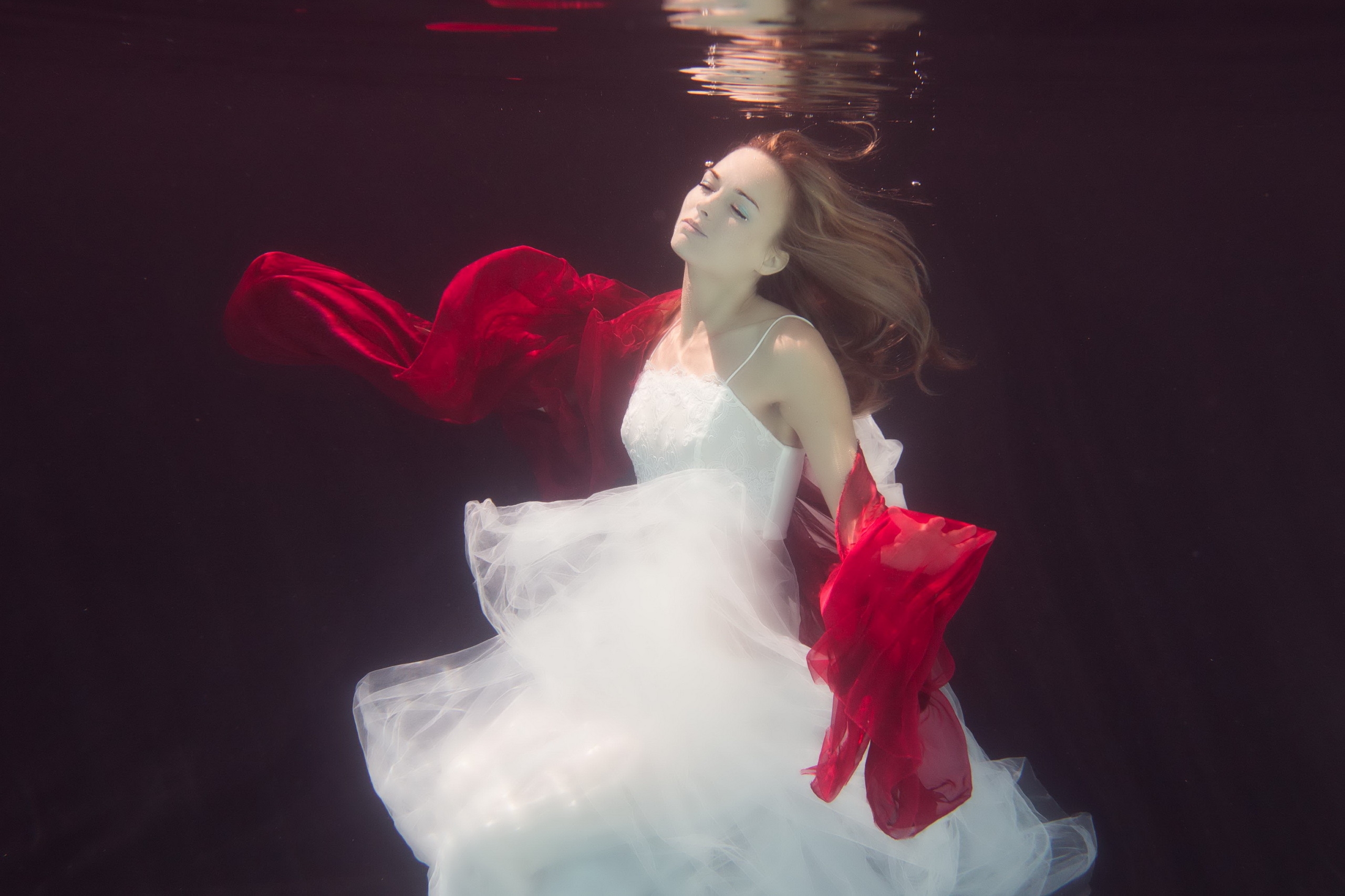 Она танцует в белом платье смотрит тайно. Девушка в платье. Девушка в Красном плач Тье. Фотосессия под водой. Девушка в белом платье.