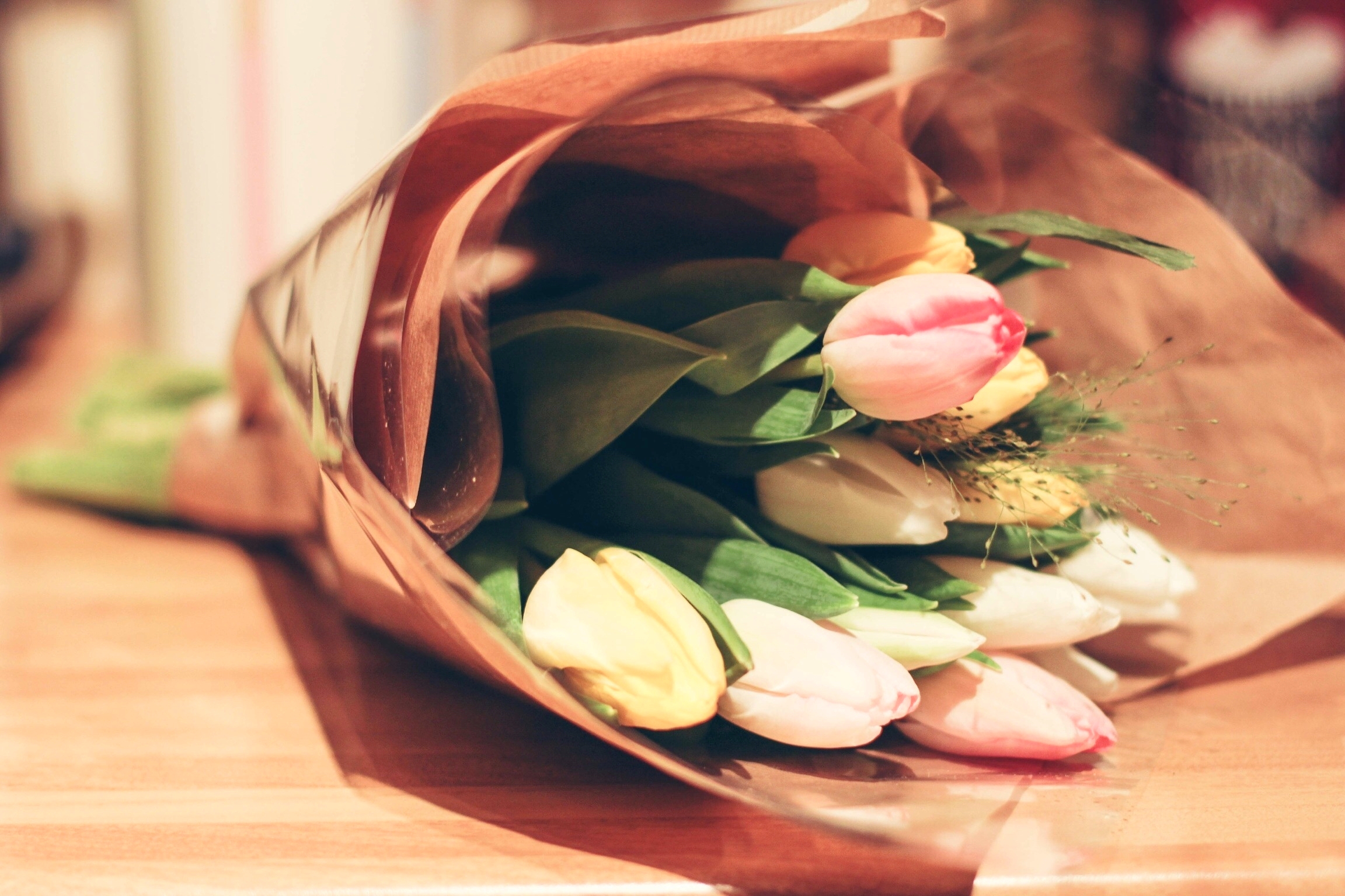 Картинка с цветами на столе. Букет на столе. Букет тюльпанов. Букет цветов на столе. Красивый букет на столе.