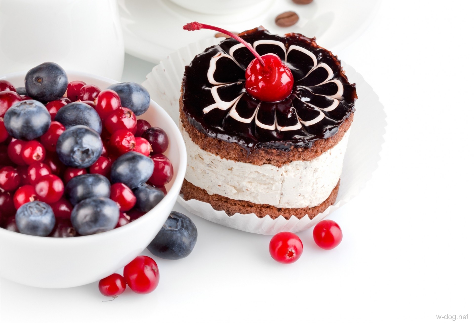 Обои ягоды, черника, сладкое, десерт, пирожное, вишенка, клюква, berries, blueberries, sweet, dessert, cake, cherry, cranberry разрешение 1920x1308 Загрузить