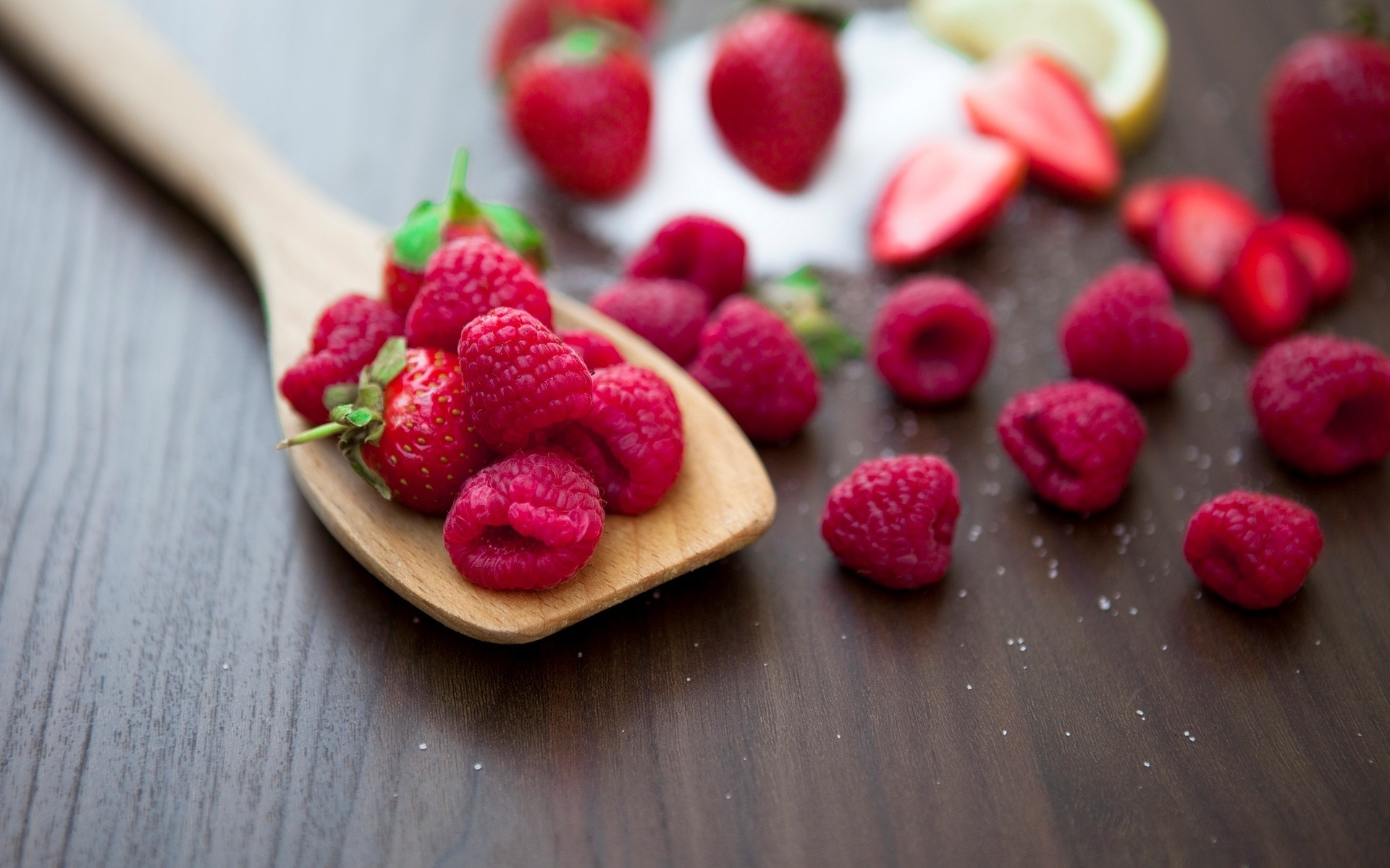 Обои фон, малина, ягода, еда, клубника, ложка, background, raspberry, berry, food, strawberry, spoon разрешение 1920x1200 Загрузить