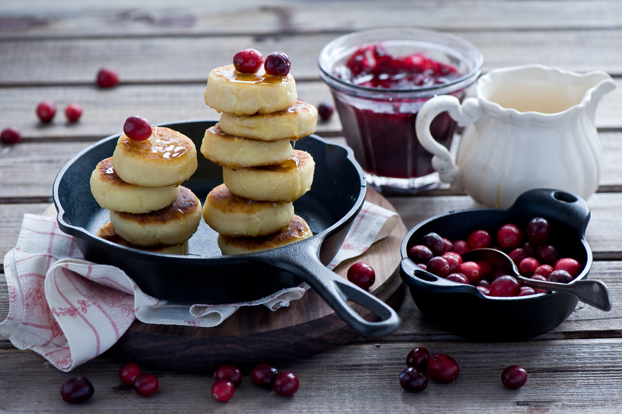 Обои джем, ягоды, посуда, выпечка, натюрморт, оладьи, клюква, jam, berries, dishes, cakes, still life, pancakes, cranberry разрешение 2000x1331 Загрузить