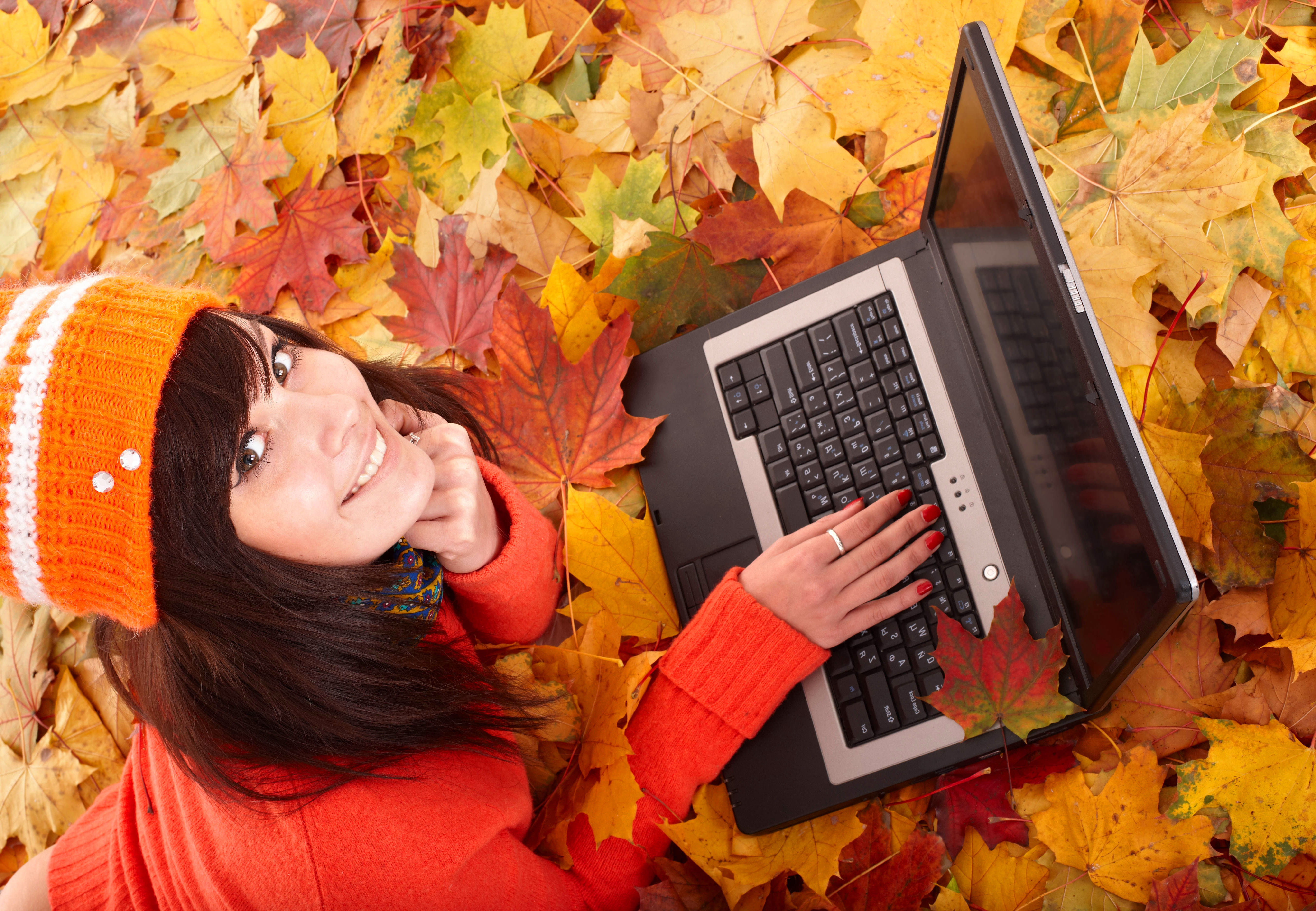 Обои листья, девушка, улыбка, осень, лицо, ноутбук, leaves, girl, smile, autumn, face, laptop разрешение 5406x3744 Загрузить