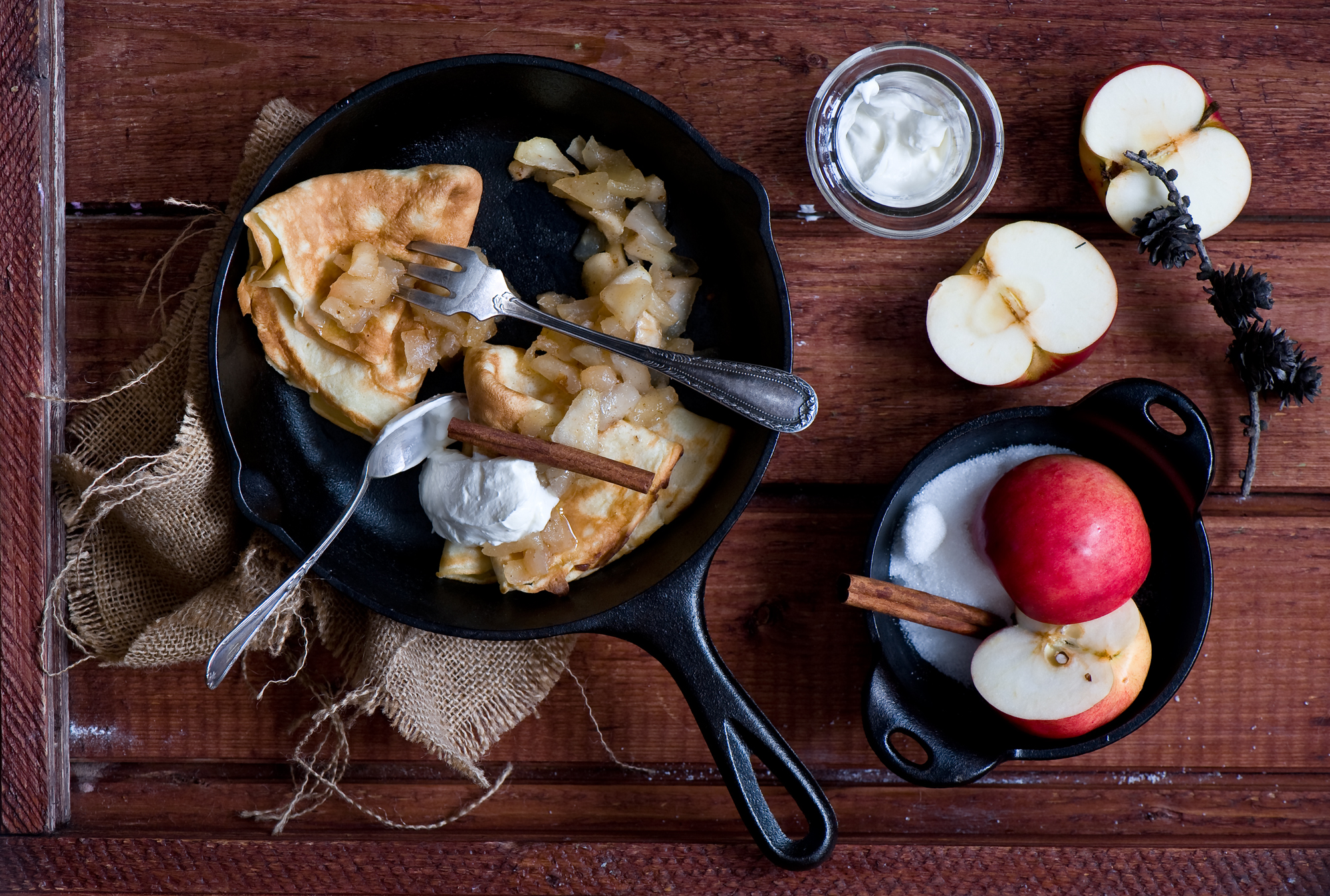 Обои корица, фрукты, яблоки, выпечка, блинчики, блины, сметана, cinnamon, fruit, apples, cakes, pancakes, sour cream разрешение 2000x1348 Загрузить