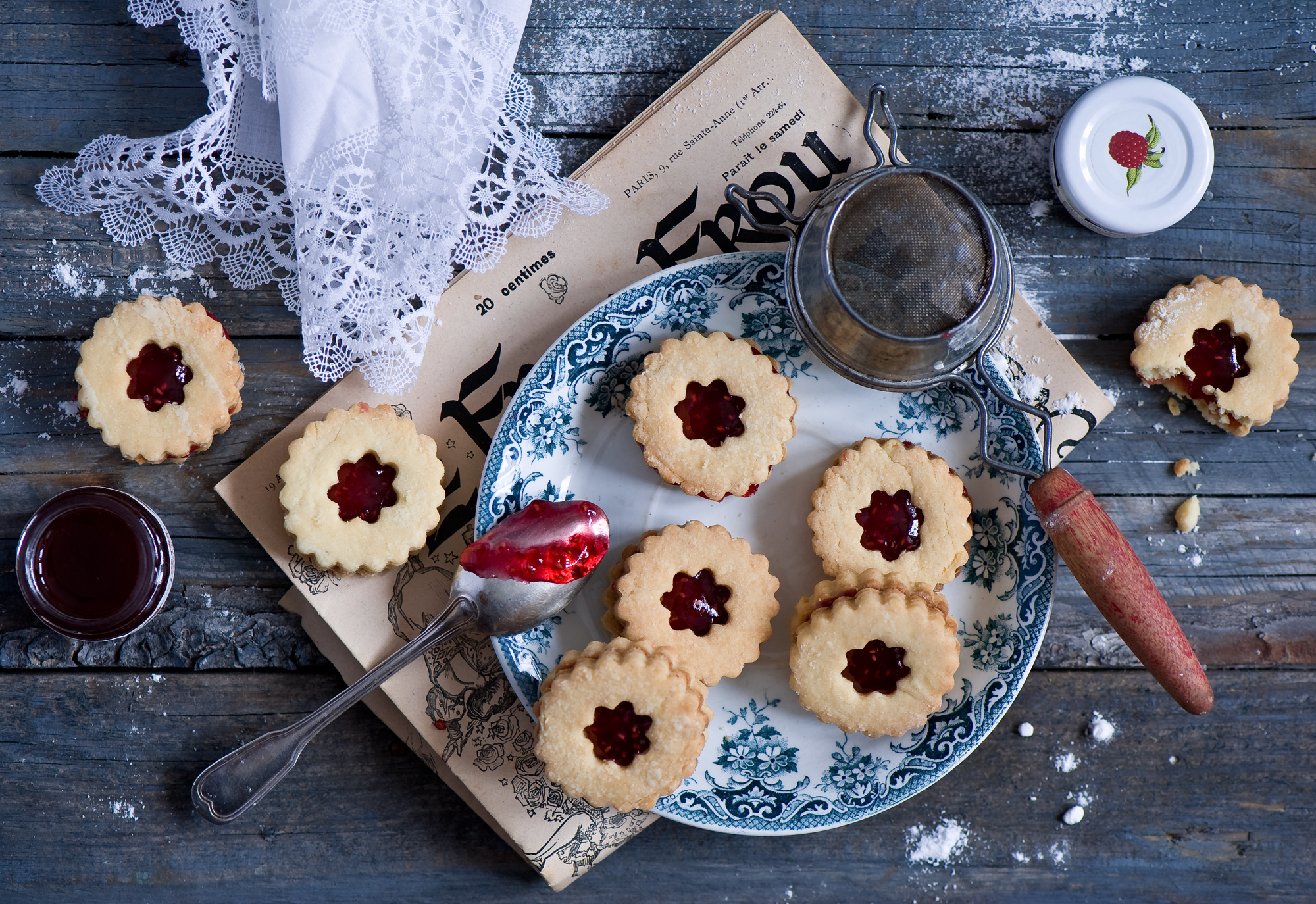 Запись cookies. Пирожные на деревянном фоне. Стол с печеньками. Выпечка. Печенье.