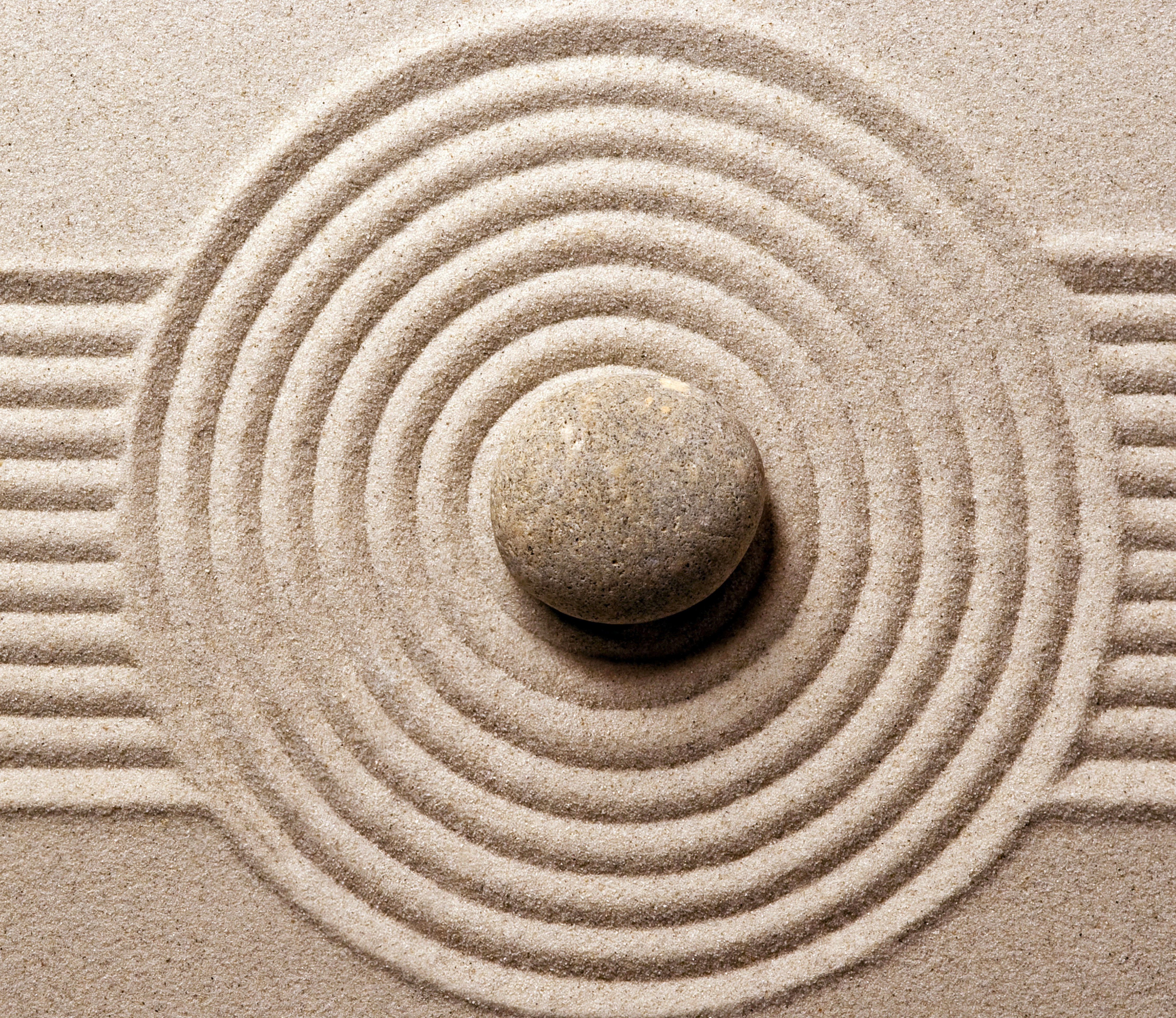 Обои гармония, песок, камень, спираль, круг, дзен, симметрия, шаблон, harmony, sand, stone, spiral, round, zen, symmetry, template разрешение 4481x3881 Загрузить