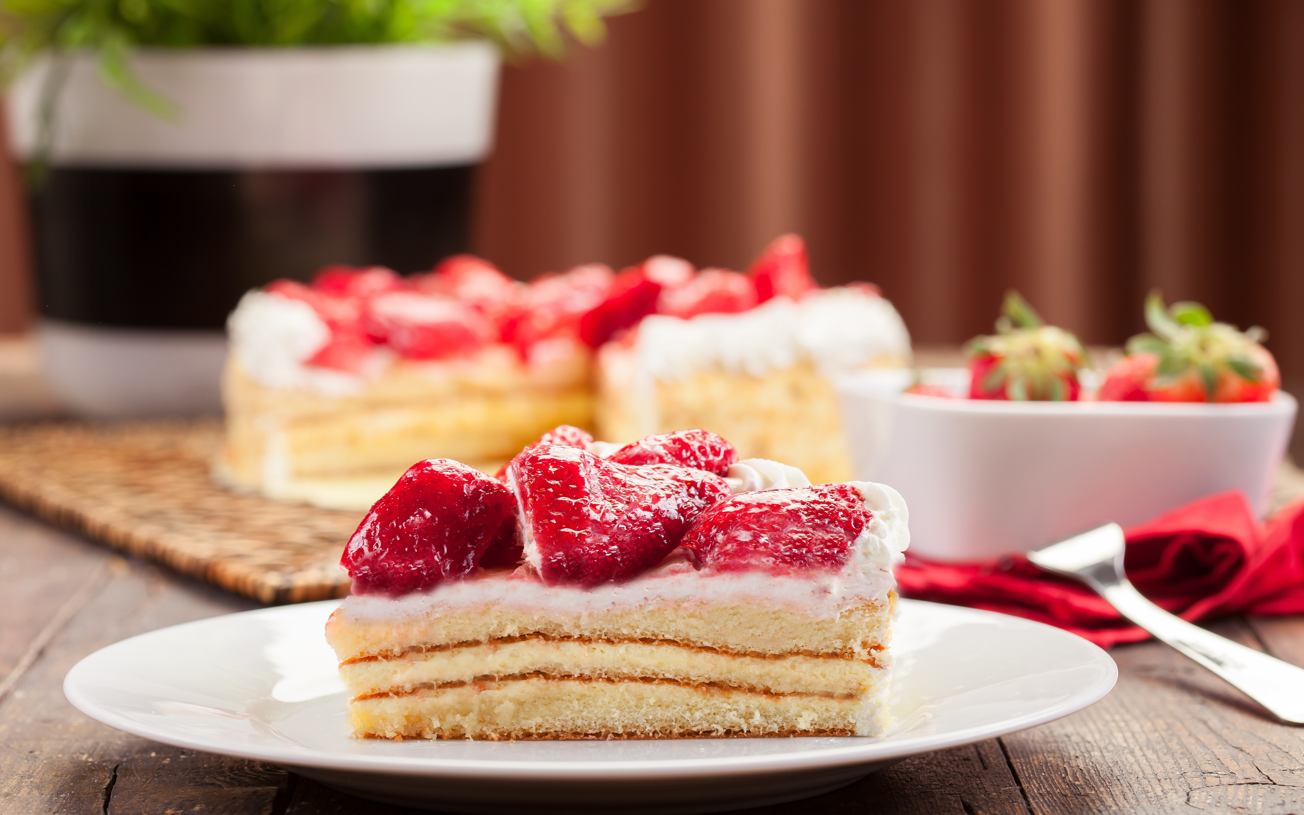 Обои крем для торта, клубника, ягоды, сливки, торт, пирожное, кусочек, cream cake, strawberry, berries, cream, cake, piece разрешение 2560x1600 Загрузить