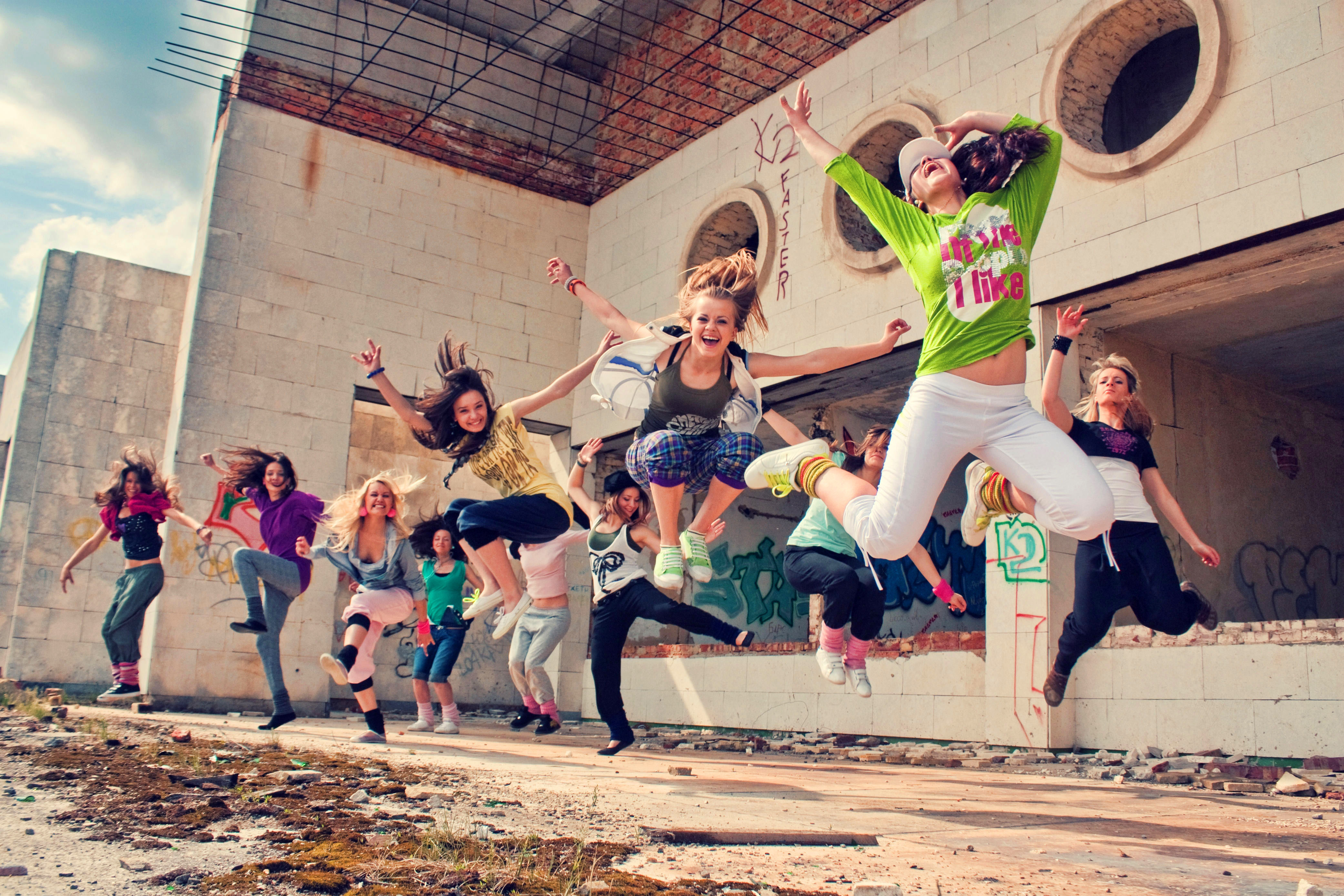 Be happy dance. Современные танцы. Уличные танцоры. Молодежь танцует. Современные танцы на улице.