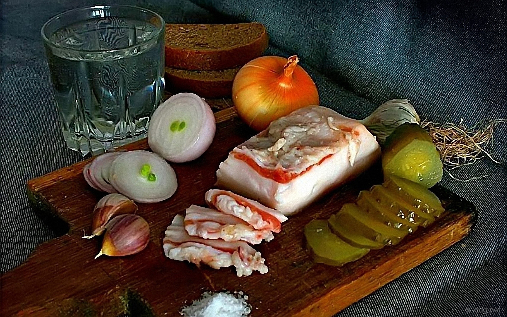 Обои лук, хлеб, водка, чеснок, огурцы, сало, bow, bread, vodka, garlic, cucumbers, fat разрешение 1920x1200 Загрузить