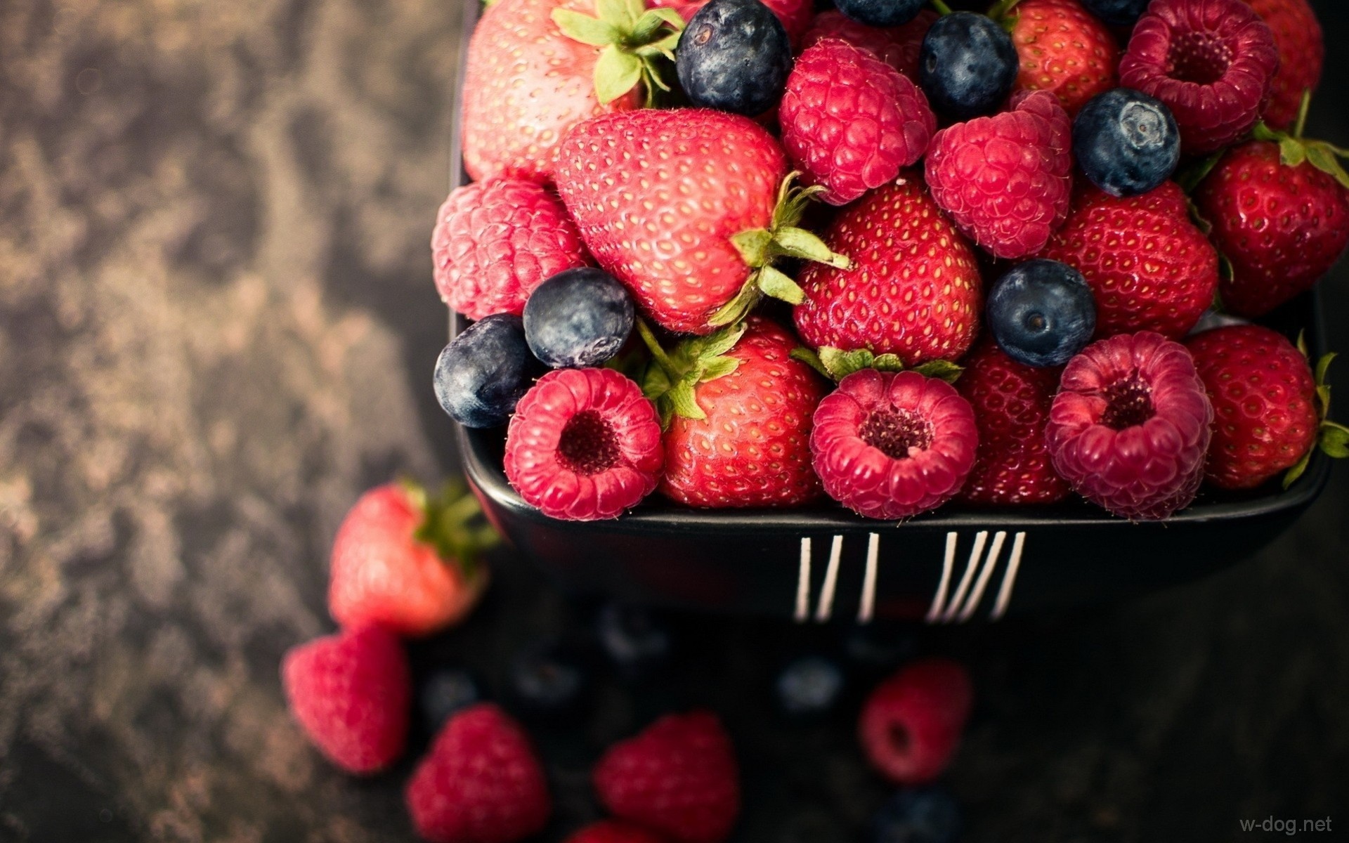 Обои малина, клубника, ягоды, черника, боке, raspberry, strawberry, berries, blueberries, bokeh разрешение 1920x1200 Загрузить