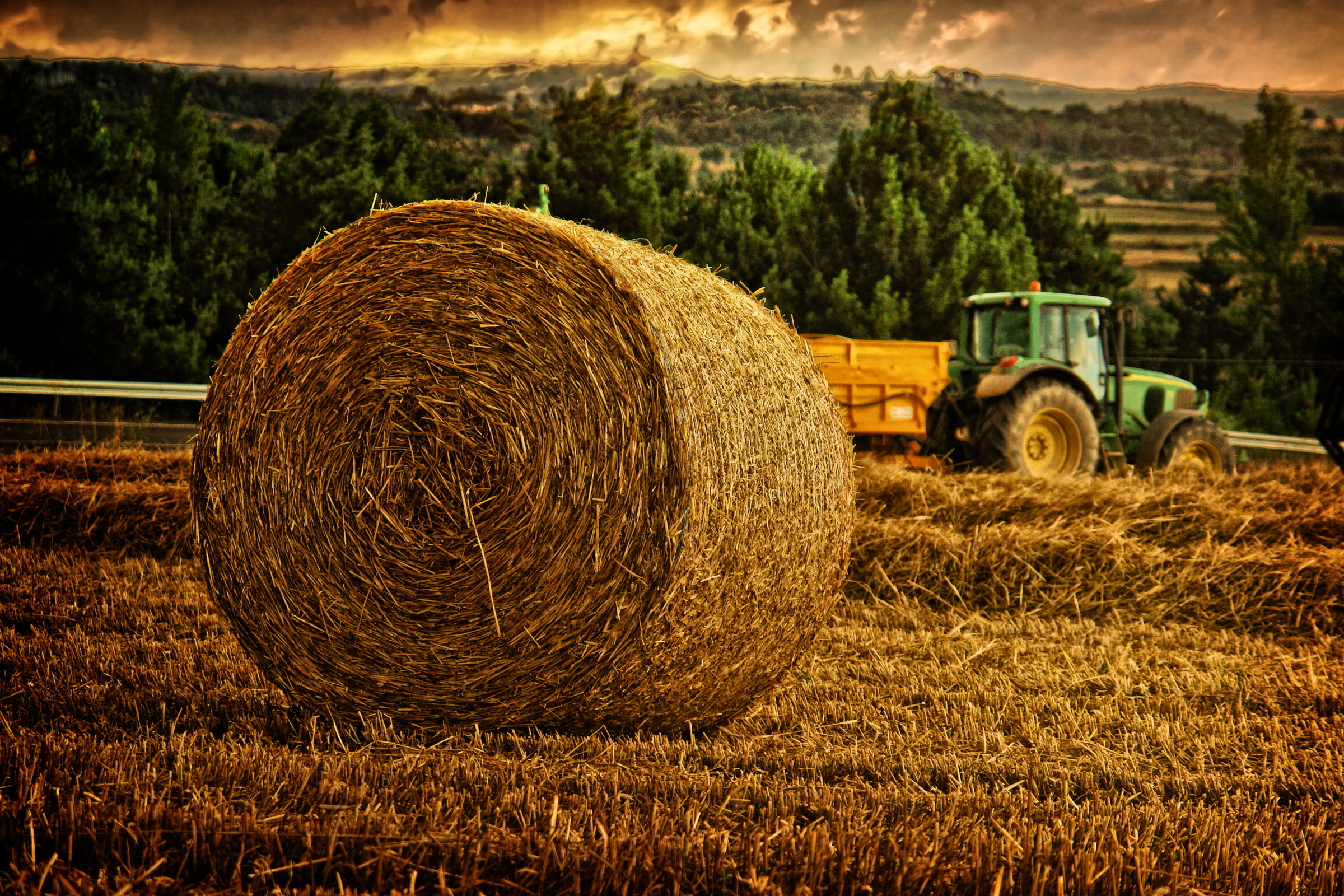 Сено ростовской области. Сенокос комбайн сельскохозяйственный. Трактор сено. Трактор с сеном. Трактор и стог сена.