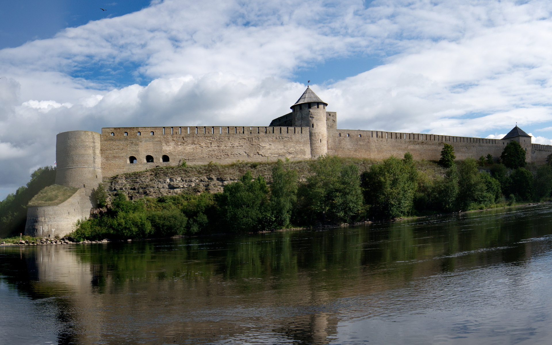 Обои небо, облака, река, крепость, ивангород, the sky, clouds, river, fortress, ivangorod разрешение 1920x1200 Загрузить