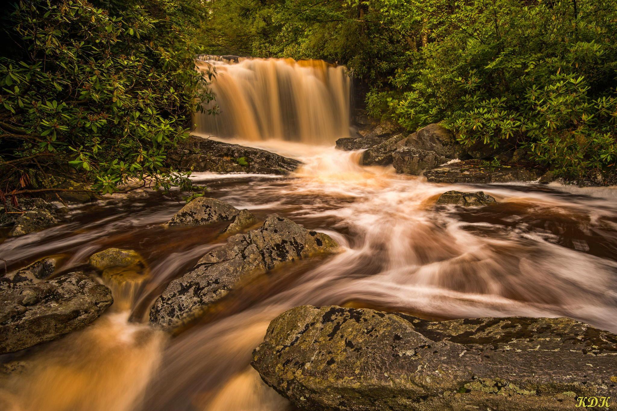 Обои деревья, река, природа, камни, скала, водопад, поток, trees, river, nature, stones, rock, waterfall, stream разрешение 2048x1365 Загрузить